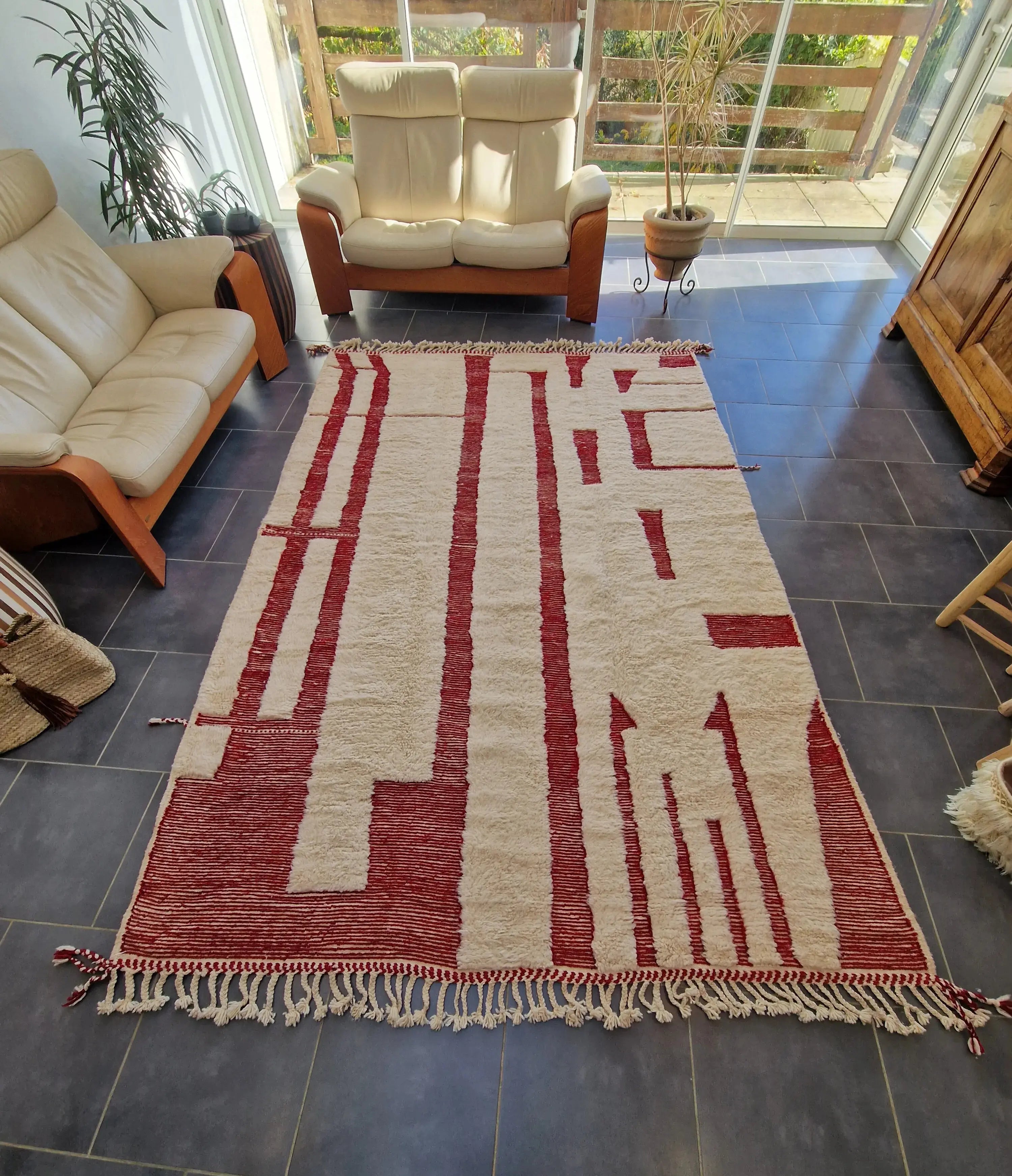 Tapis berbère beni ouarain noué à la main par des artisans marocains, aux motifs géométriques rouge en relief,