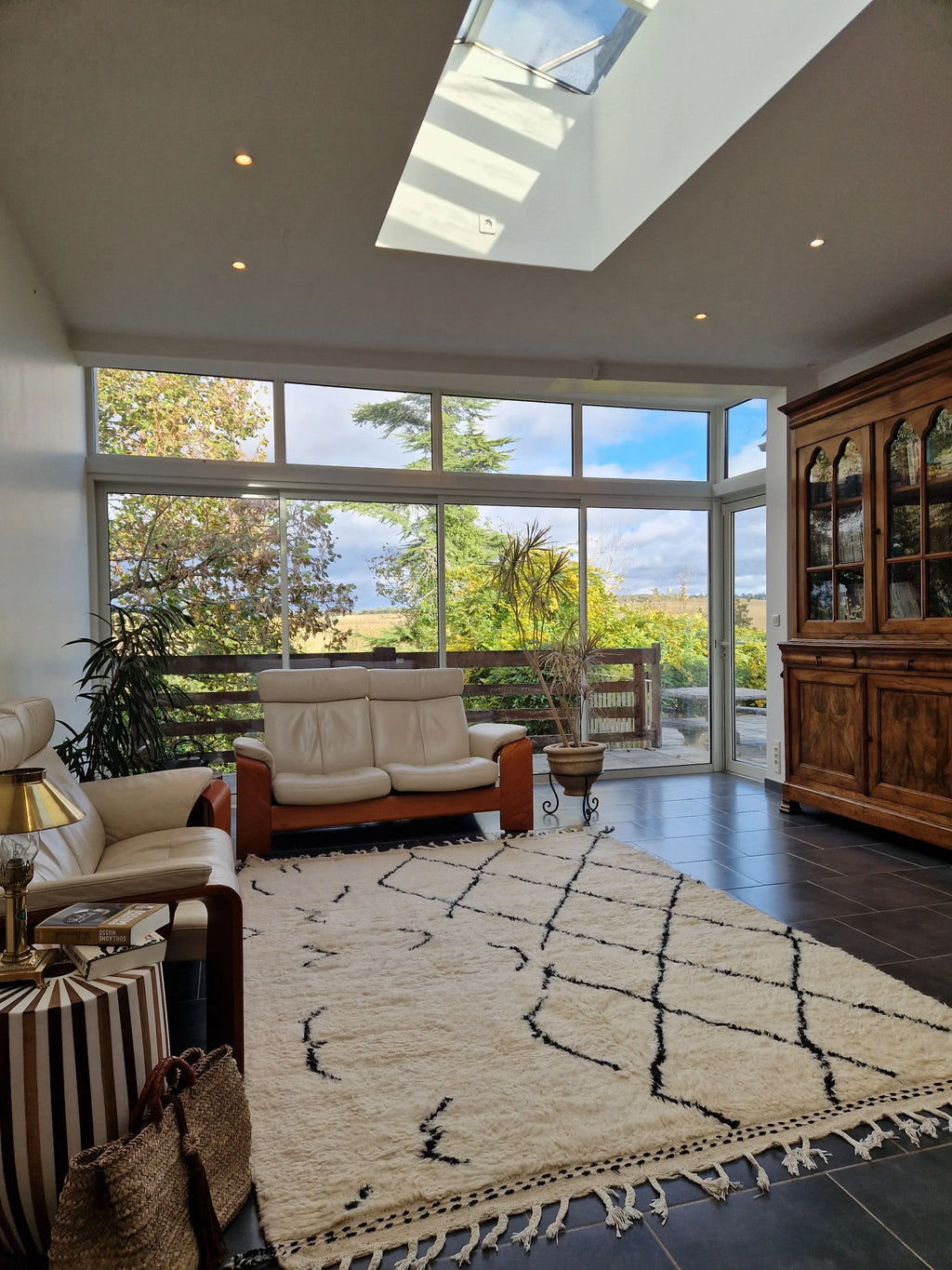 Tapis traditionnel marocain, Béni Ouarain blanc et noir  210 x 304 cm, 100% laine, tissé à la main, motif modern et déstructurés, idéal pour un salon, un bureau,  une chambre, une grande pièce