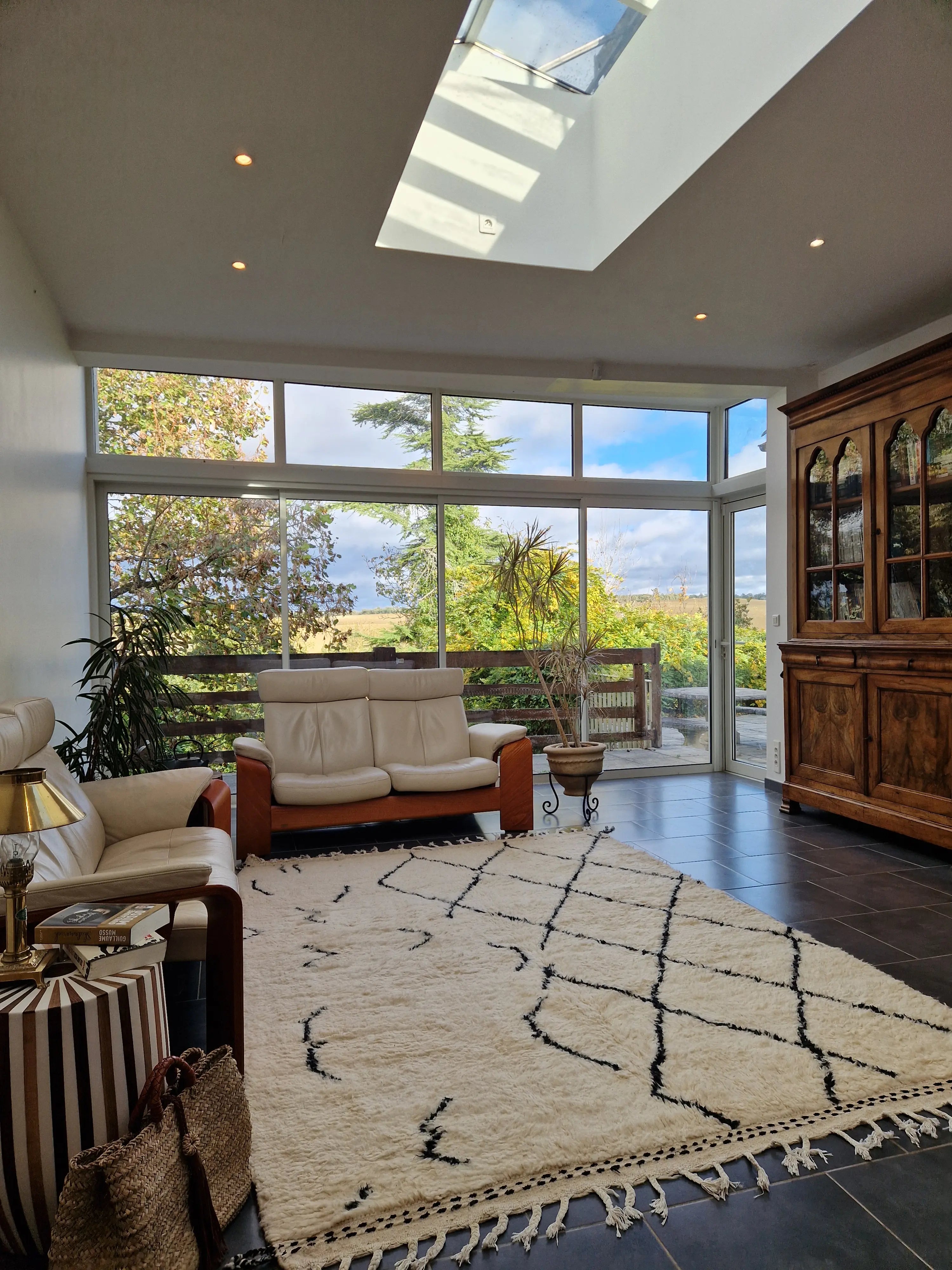 Tapis traditionnel marocain, Béni Ouarain blanc et noir  210 x 304 cm, 100% laine, tissé à la main, motif modern et déstructurés, idéal pour un salon, un bureau,  une chambre, une grande pièce