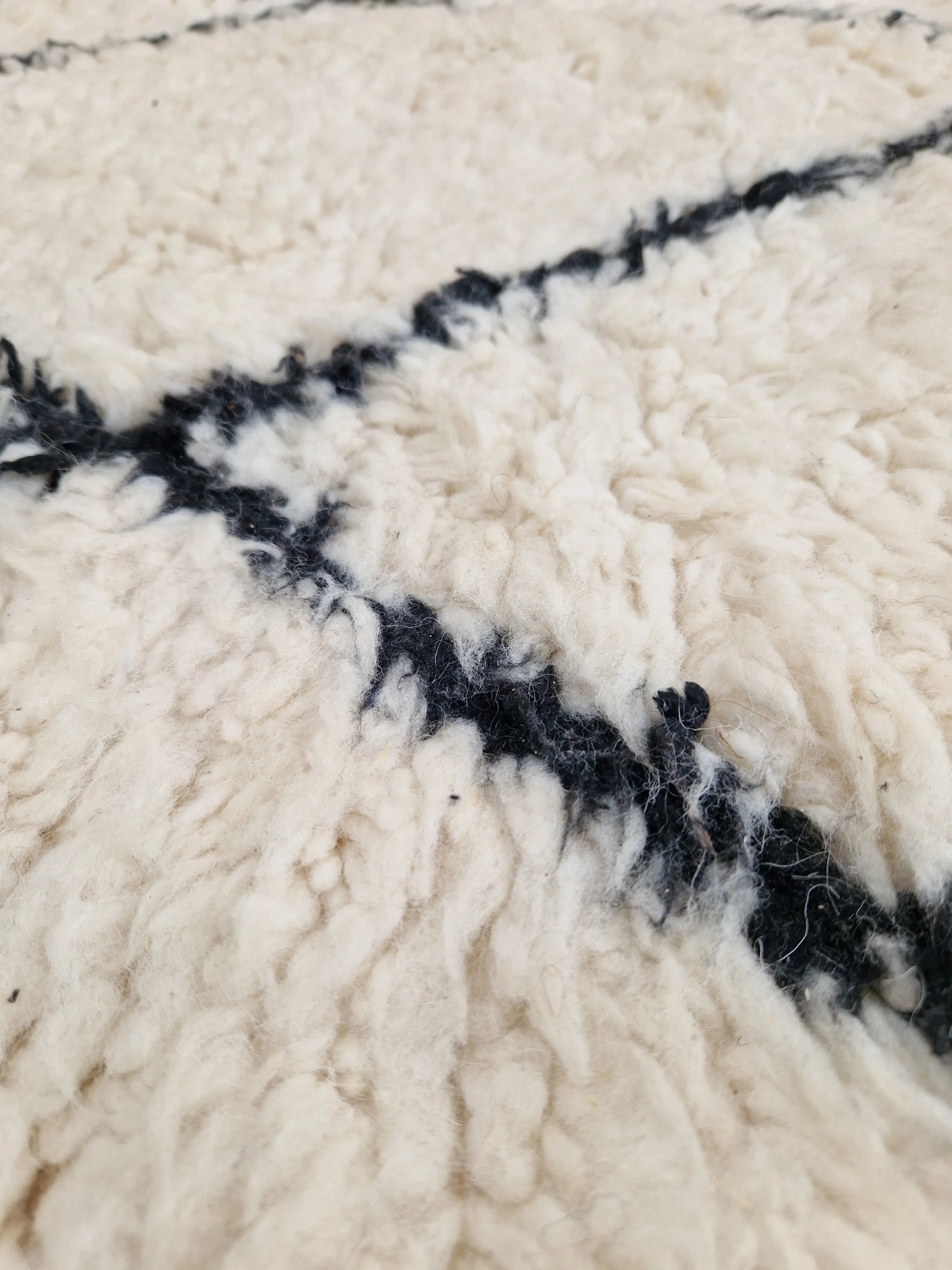 Tapis traditionnel marocain, Béni Ouarain blanc et noir  210 x 304 cm, 100% laine, tissé à la main, motif modern et déstructurés, idéal pour un salon, un bureau,  une chambre, une grande pièce