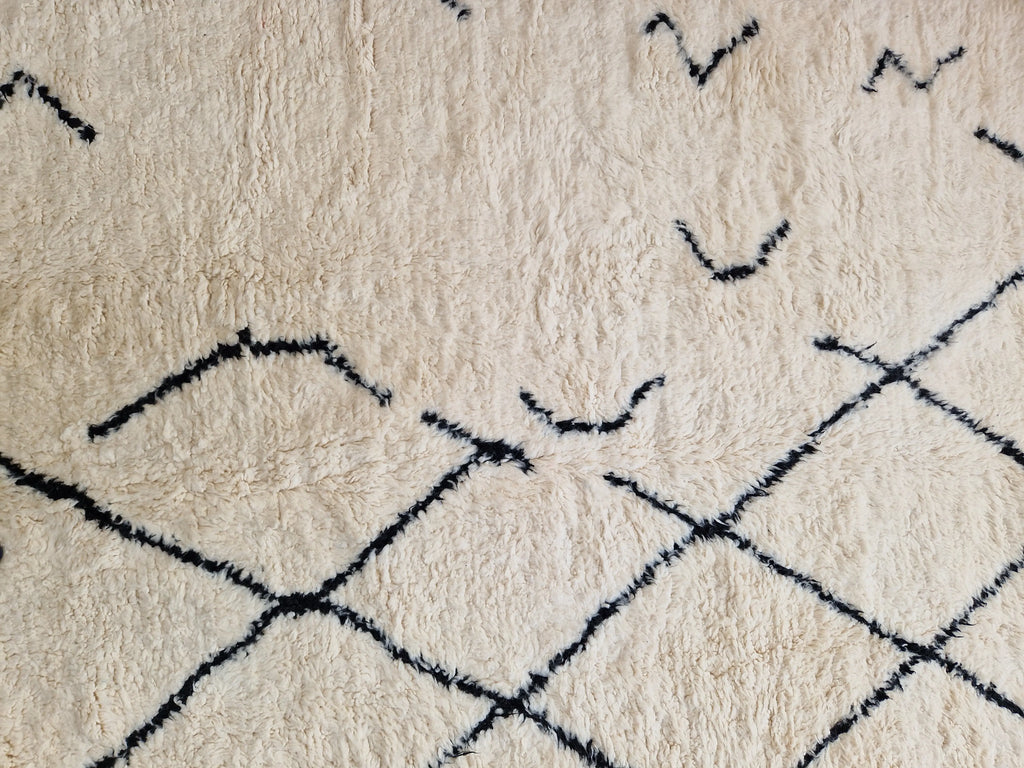 Tapis traditionnel marocain, Béni Ouarain blanc et noir  210 x 304 cm, 100% laine, tissé à la main, motif modern et déstructurés, idéal pour un salon, un bureau,  une chambre, une grande pièce