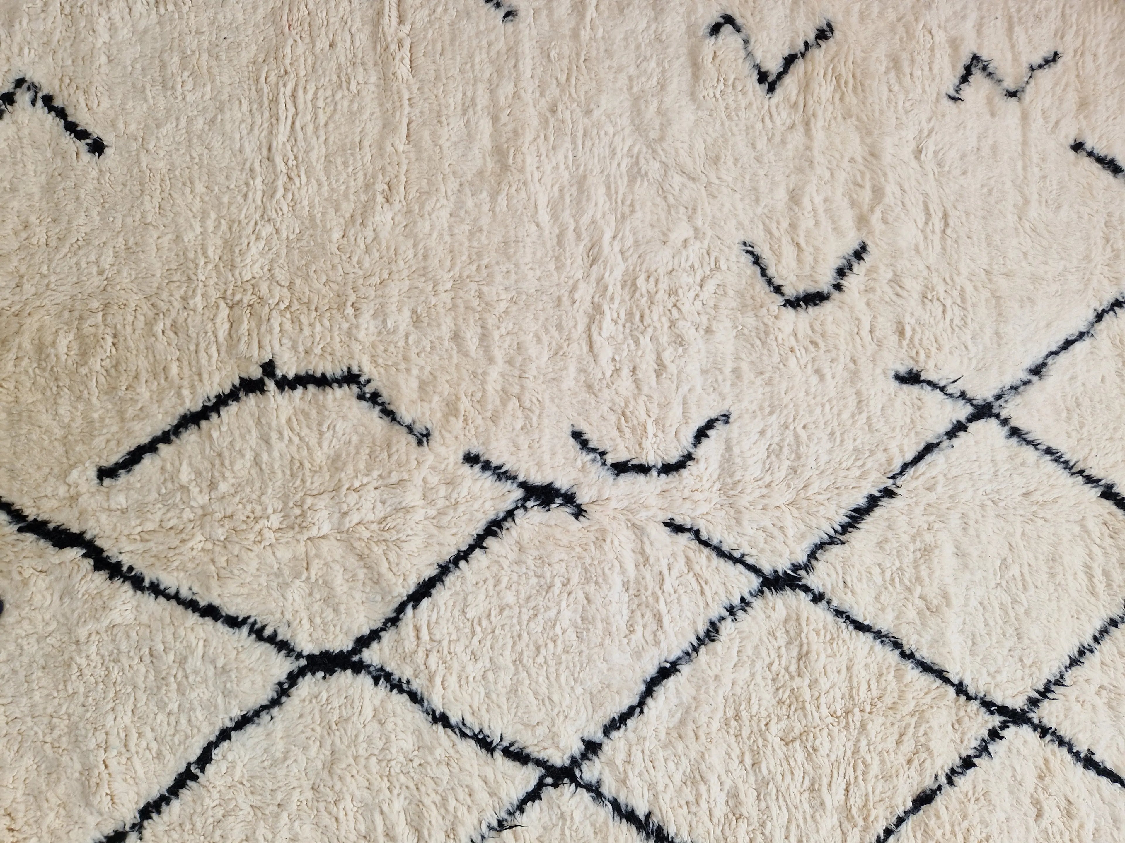 Tapis traditionnel marocain, Béni Ouarain blanc et noir  210 x 304 cm, 100% laine, tissé à la main, motif modern et déstructurés, idéal pour un salon, un bureau,  une chambre, une grande pièce