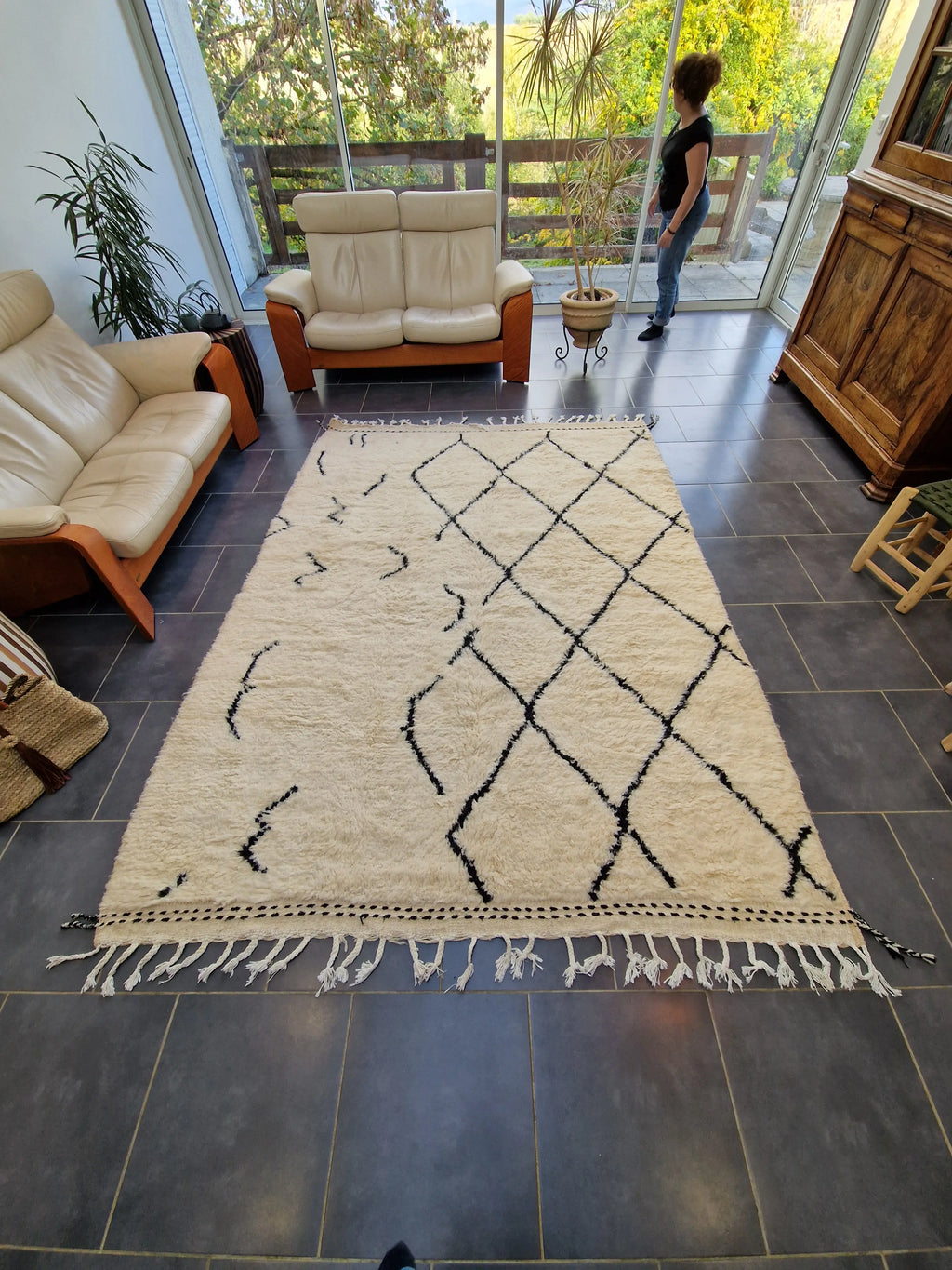 Tapis traditionnel marocain, Béni Ouarain blanc et noir  210 x 304 cm, 100% laine, tissé à la main, motif modern et déstructurés, idéal pour un salon, un bureau,  une chambre, une grande pièce
