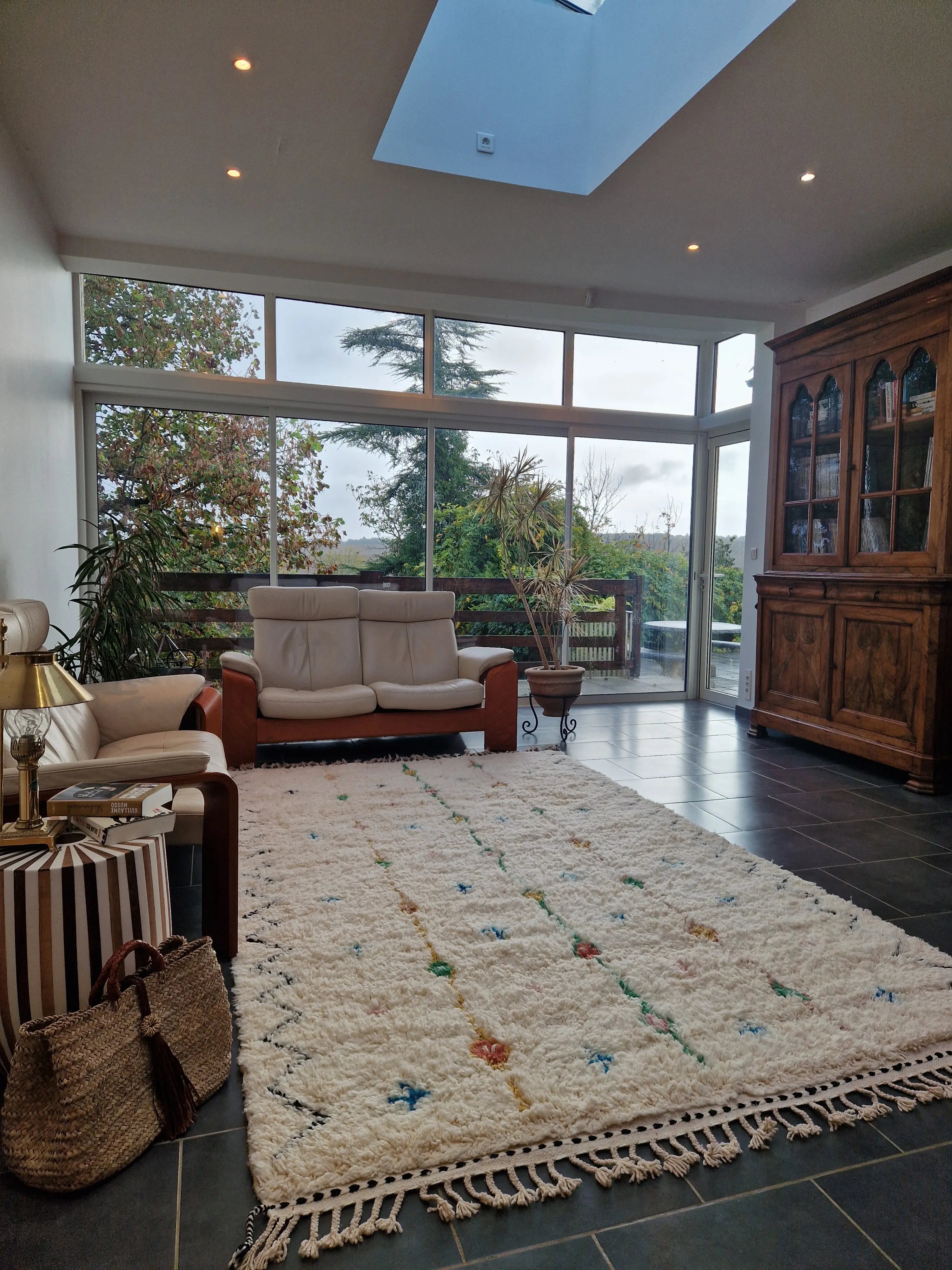 Tapis berbère Azilal, Beni ouarain authentique en laine naturelle, tissé à la main au Maroc. Pièce unique, épaisse et chaleureuse, idéale pour une déco moderne et bohème.