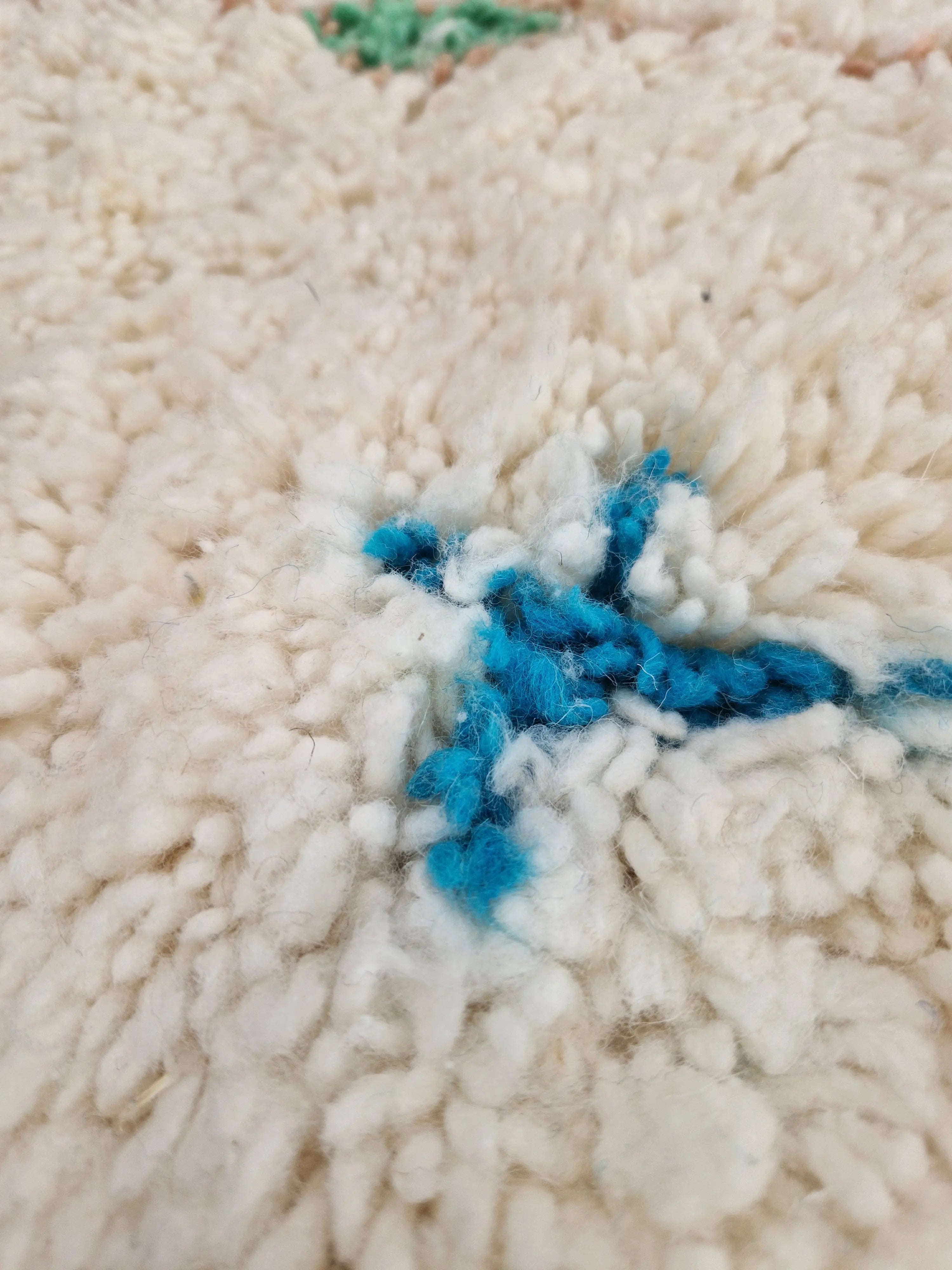 Tapis berbère Azilal, Beni ouarain authentique en laine naturelle, tissé à la main au Maroc. Pièce unique, épaisse et chaleureuse, idéale pour une déco moderne et bohème.