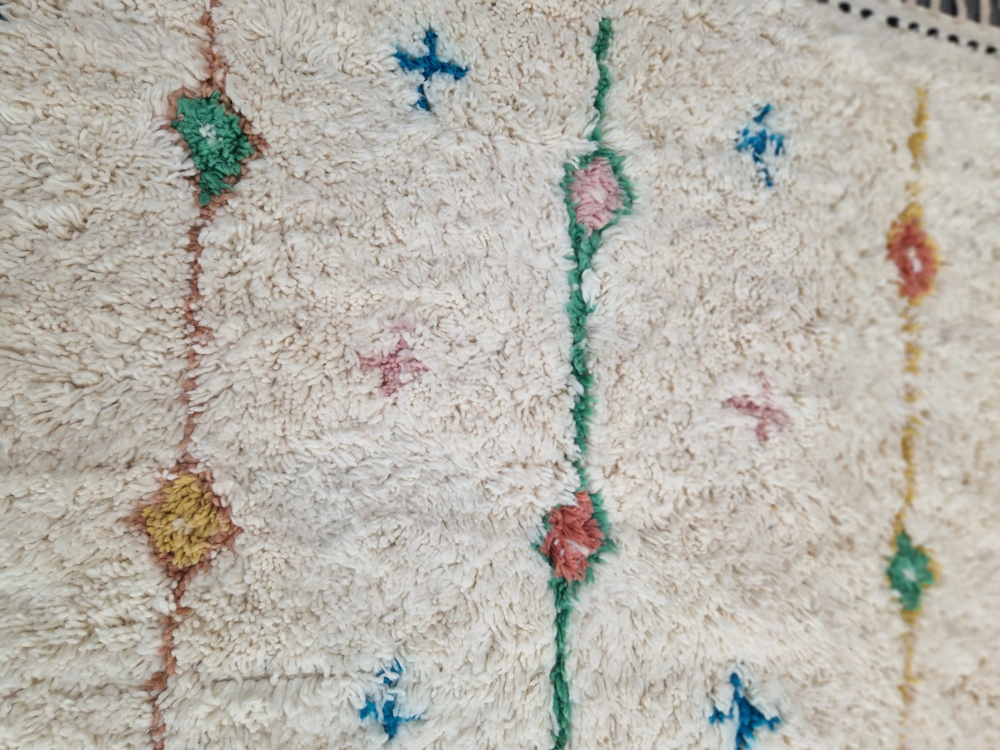 Tapis berbère Azilal, Beni ouarain authentique en laine naturelle, tissé à la main au Maroc. Pièce unique, épaisse et chaleureuse, idéale pour une déco moderne et bohème.