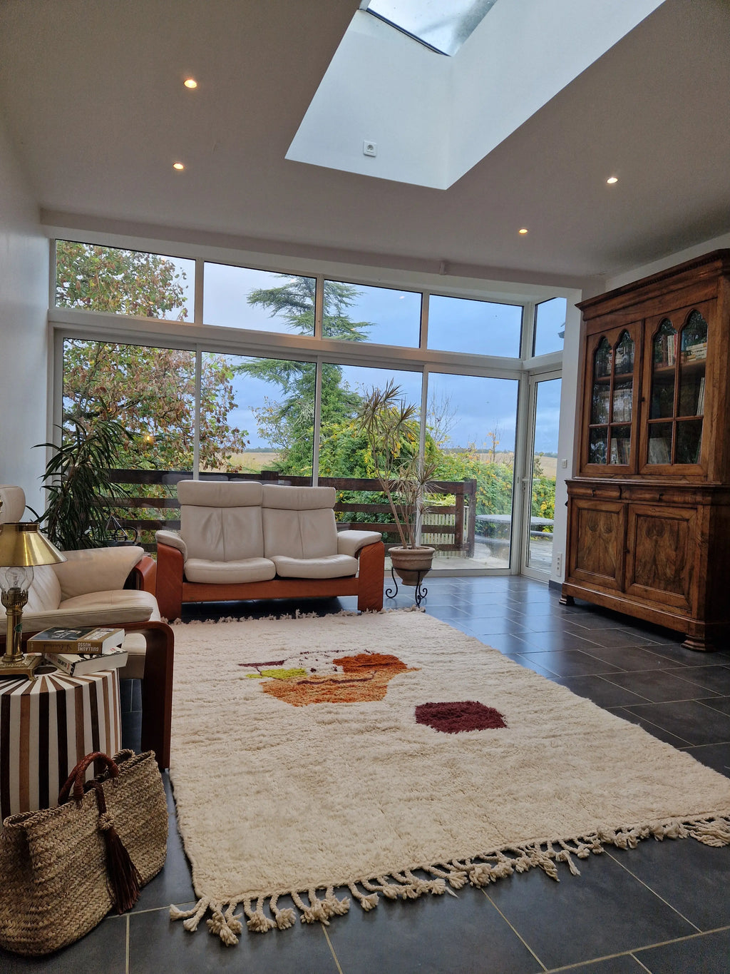 Sublimez votre intérieur avec ce tapis berbère authentique, noué à la main en laine naturelle. Ses motifs colorés sur fond ivoire, son épaisseur généreuse et son charme artisanal en font une pièce unique idéale pour un salon, une chambre ou un bureau chaleureux.