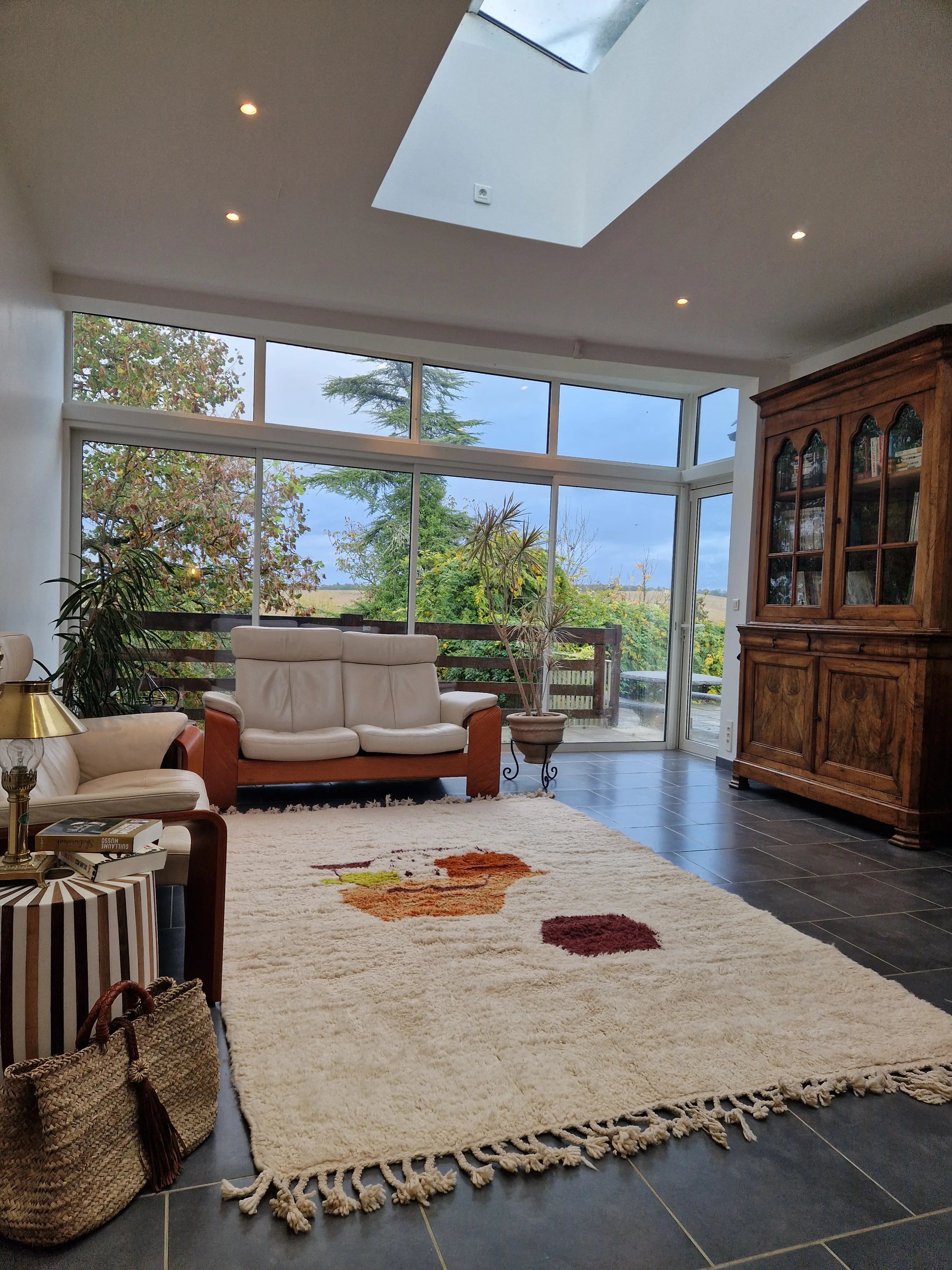 Sublimez votre intérieur avec ce tapis berbère authentique, noué à la main en laine naturelle. Ses motifs colorés sur fond ivoire, son épaisseur généreuse et son charme artisanal en font une pièce unique idéale pour un salon, une chambre ou un bureau chaleureux.