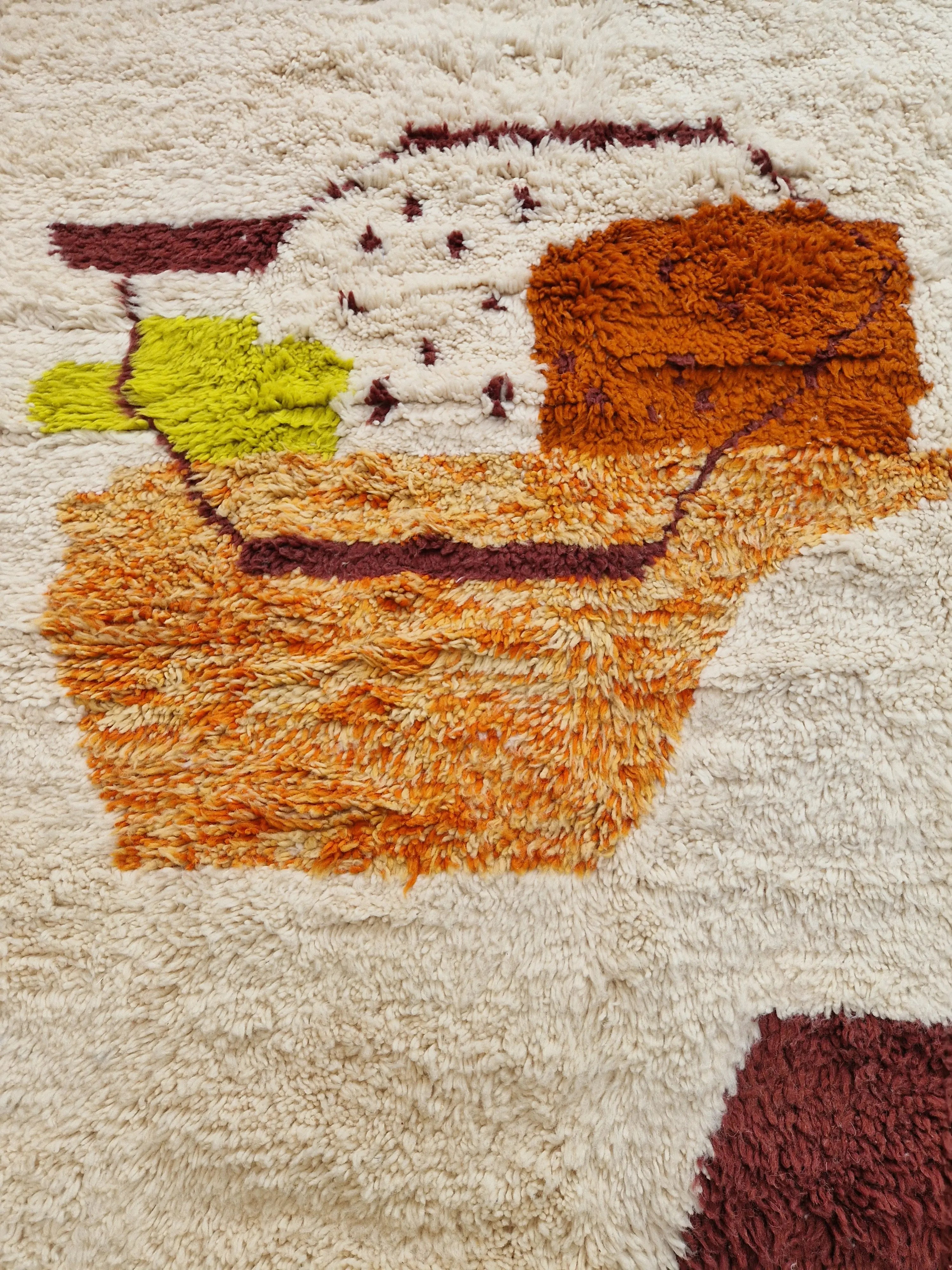 Sublimez votre intérieur avec ce tapis berbère authentique, noué à la main en laine naturelle. Ses motifs colorés sur fond ivoire, son épaisseur généreuse et son charme artisanal en font une pièce unique idéale pour un salon, une chambre ou un bureau chaleureux.