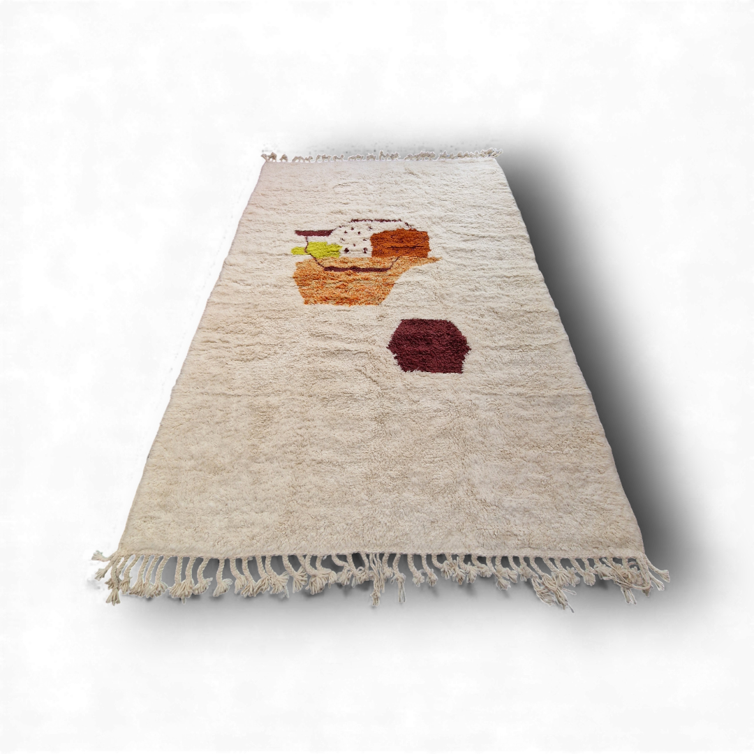 Sublimez votre intérieur avec ce tapis berbère authentique, noué à la main en laine naturelle. Ses motifs colorés sur fond ivoire, son épaisseur généreuse et son charme artisanal en font une pièce unique idéale pour un salon, une chambre ou un bureau chaleureux.