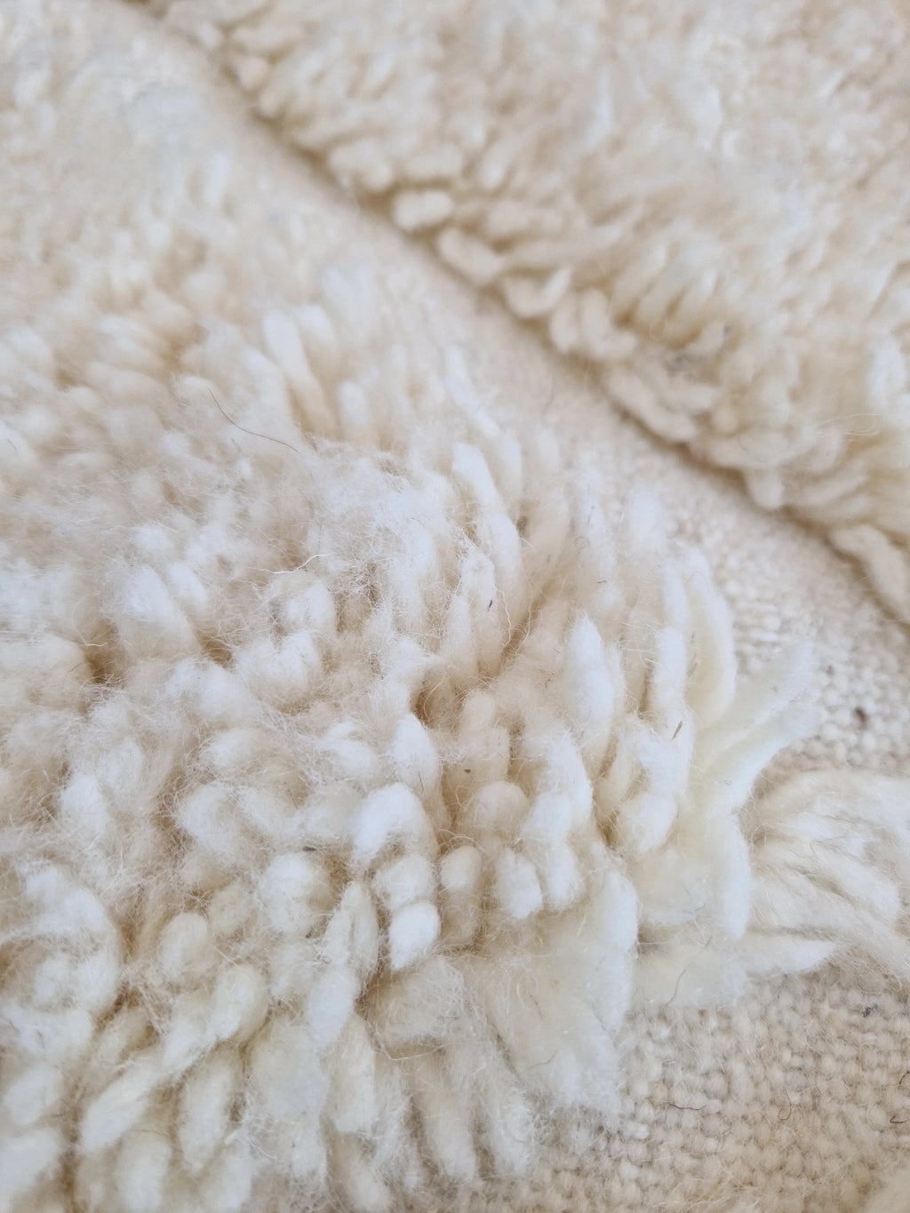 Tapis Berbère traditionnel blanc noué à la main au Maroc, 100% laine, 