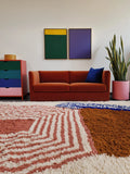 Authentique tapis berbères aux motifs modernes et colorés, pour un intérieur coconing et déco. Tissé à la main en pure laine de mouton.