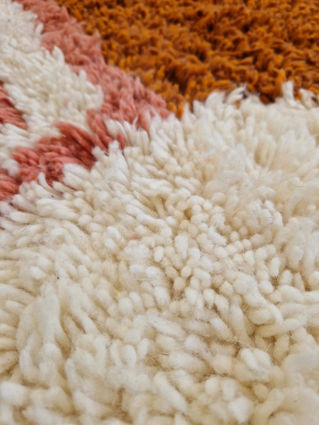 Authentique tapis berbères aux motifs modernes et colorés, pour un intérieur coconing et déco. Tissé à la main en pure laine de mouton.