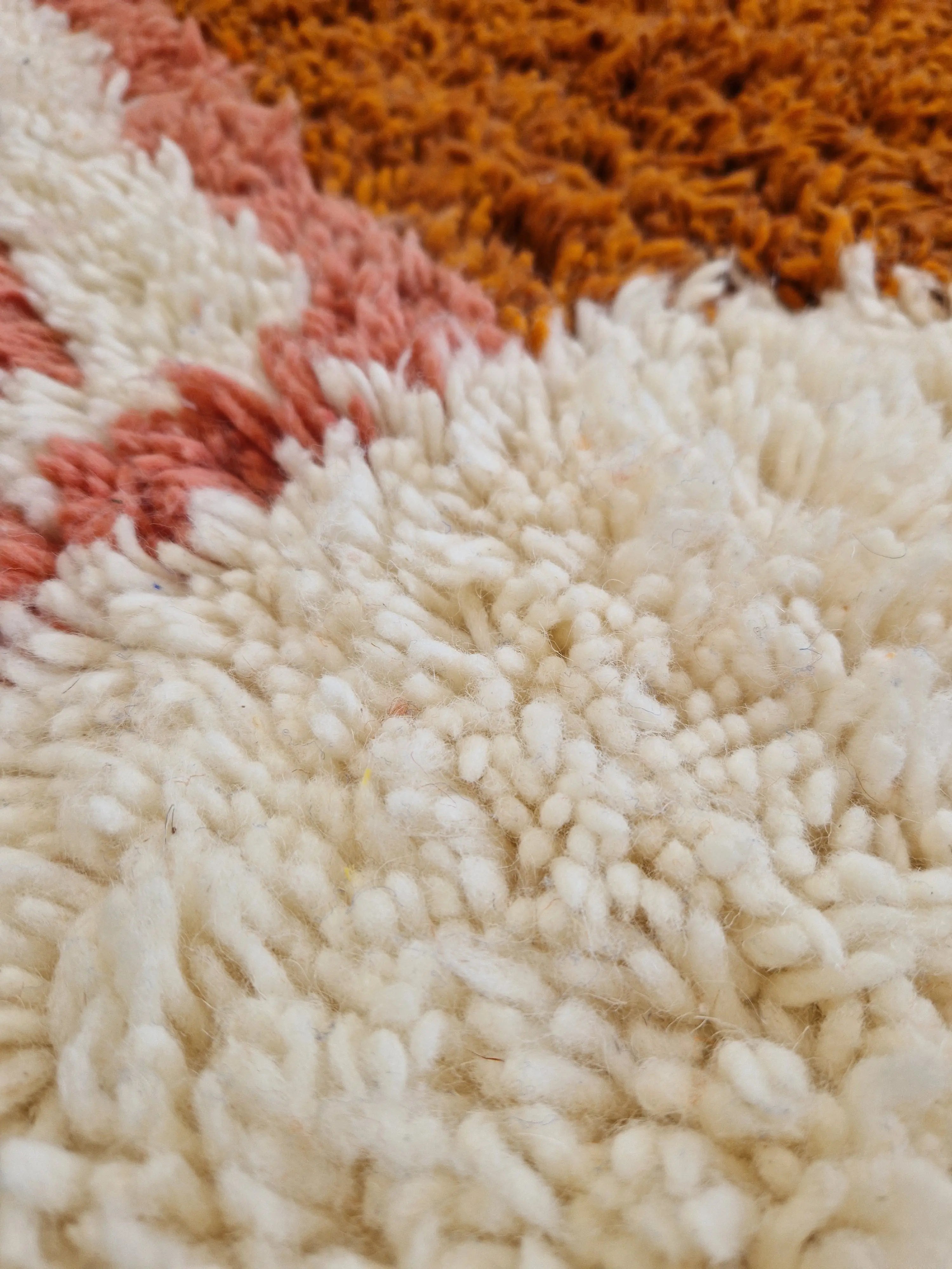 Authentique tapis berbères aux motifs modernes et colorés, pour un intérieur coconing et déco. Tissé à la main en pure laine de mouton.