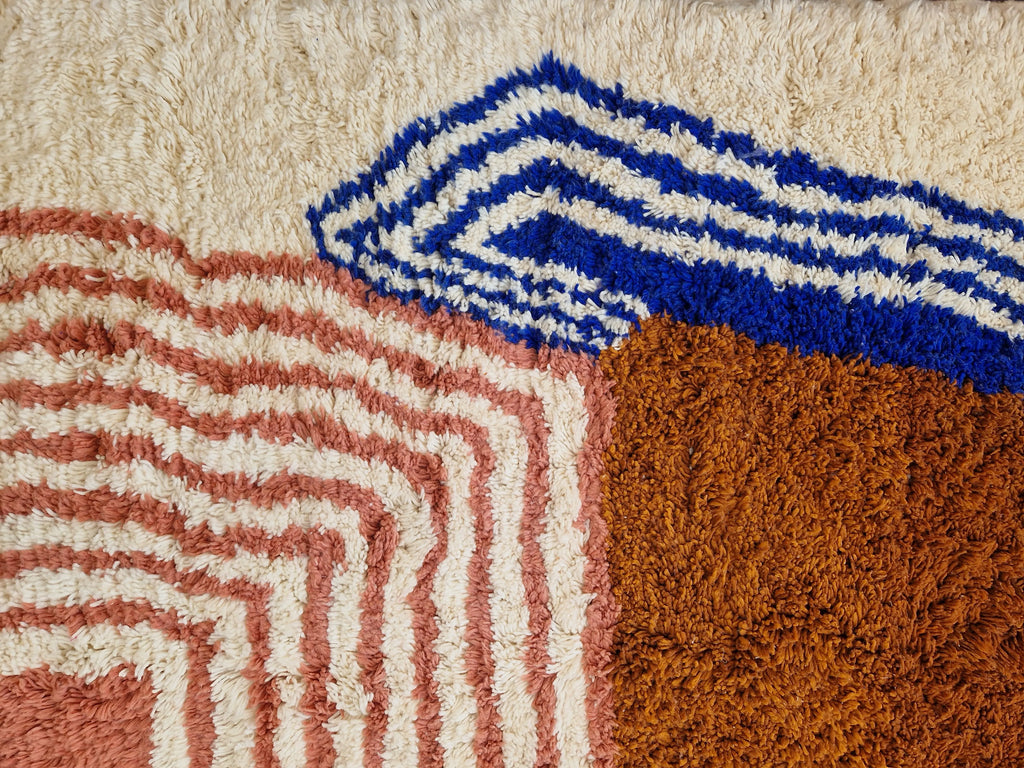 Authentique tapis berbères aux motifs modernes et colorés, pour un intérieur coconing et déco. Tissé à la main en pure laine de mouton.