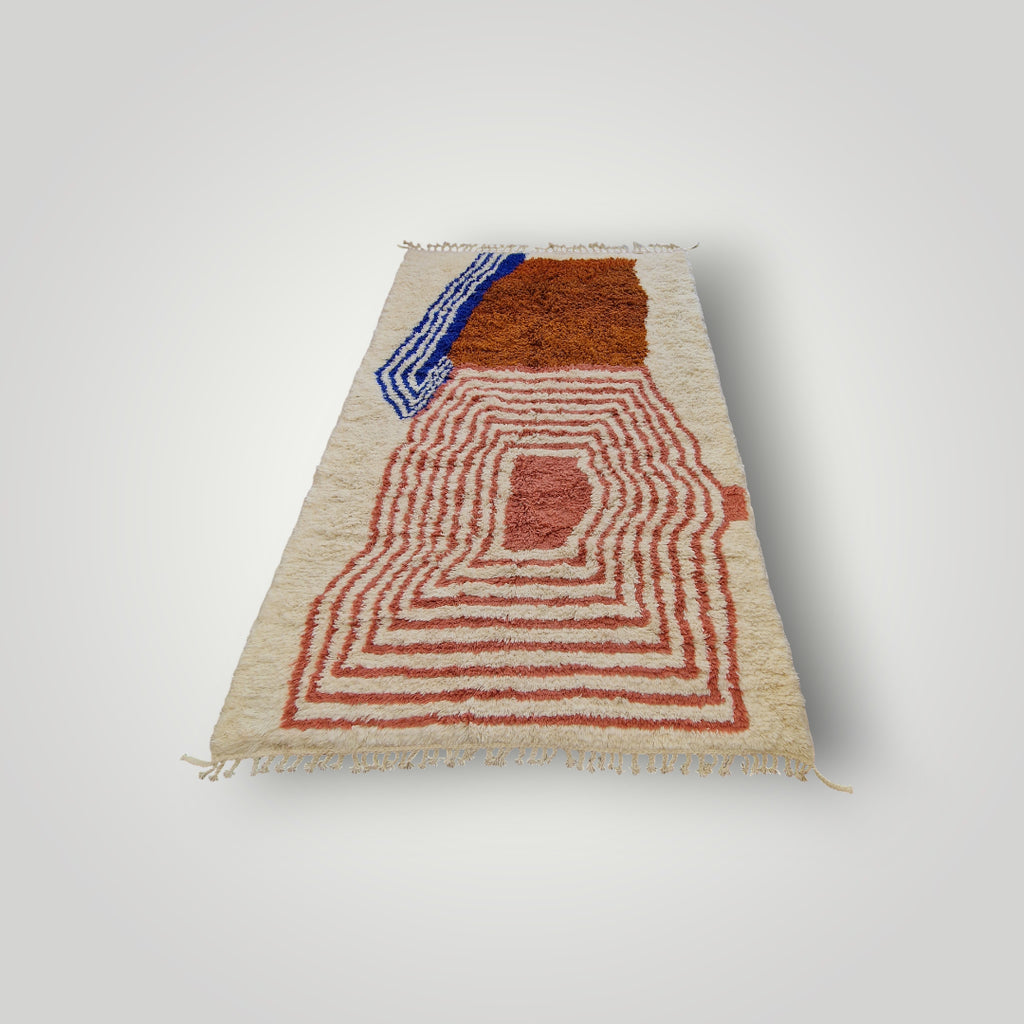 Authentique tapis berbères aux motifs modernes et colorés, pour un intérieur coconing et déco. Tissé à la main en pure laine de mouton.