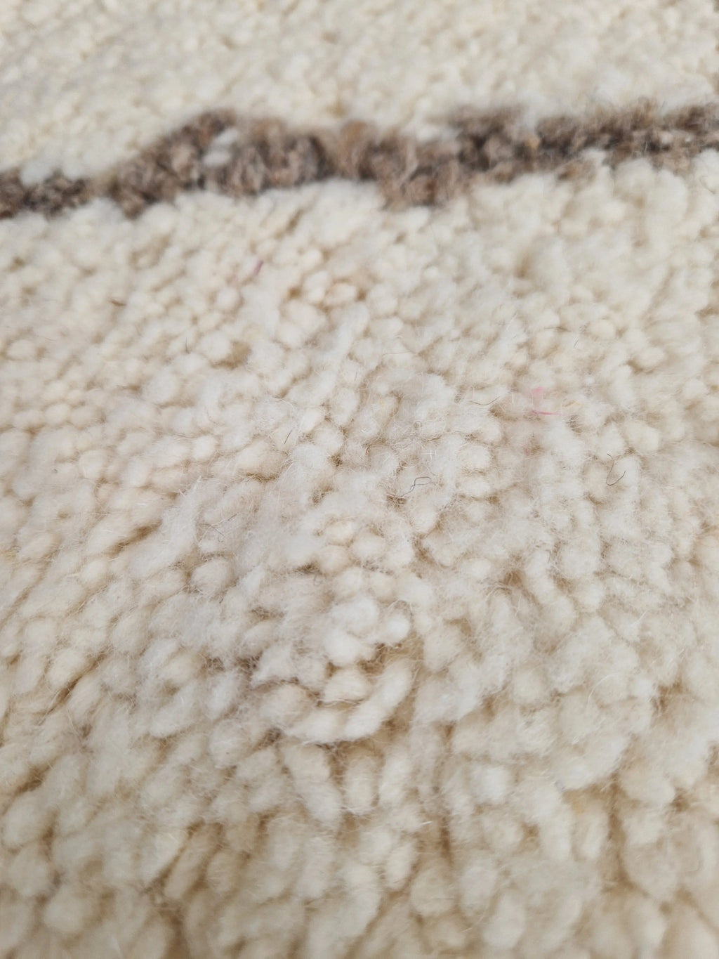 Authentique Tapis berbère Béni Ouarain blanc avec des losange brun  189 x 295 cm en laine, fait main au Maroc dans l'atlas