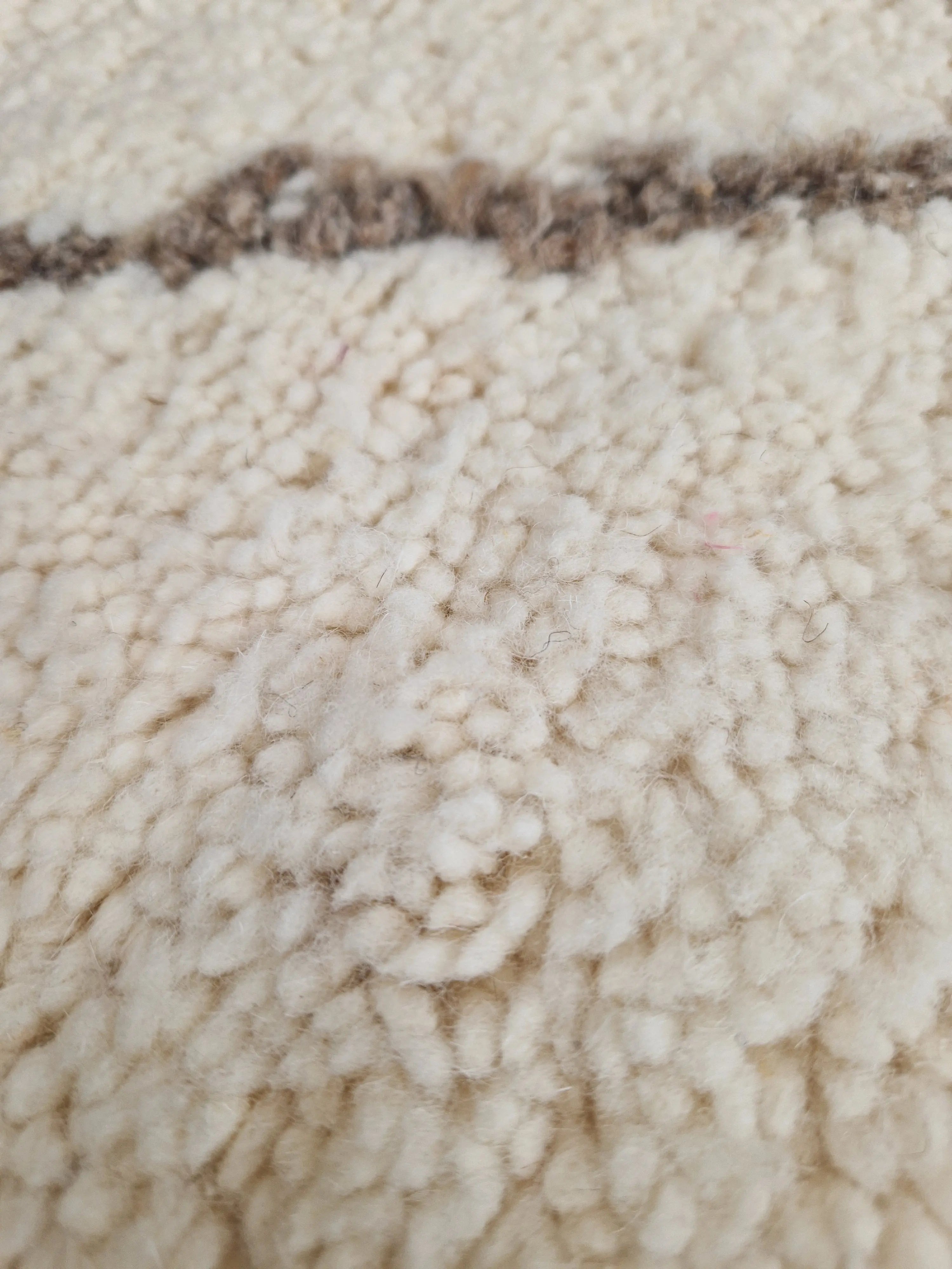 Authentique Tapis berbère Béni Ouarain blanc avec des losange brun  189 x 295 cm en laine, fait main au Maroc dans l'atlas