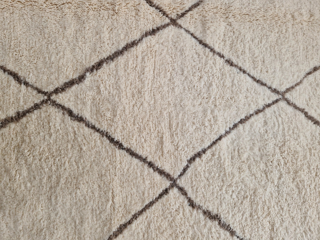 Authentique Tapis berbère Béni Ouarain blanc avec des losange brun  189 x 295 cm en laine, fait main au Maroc dans l'atlas