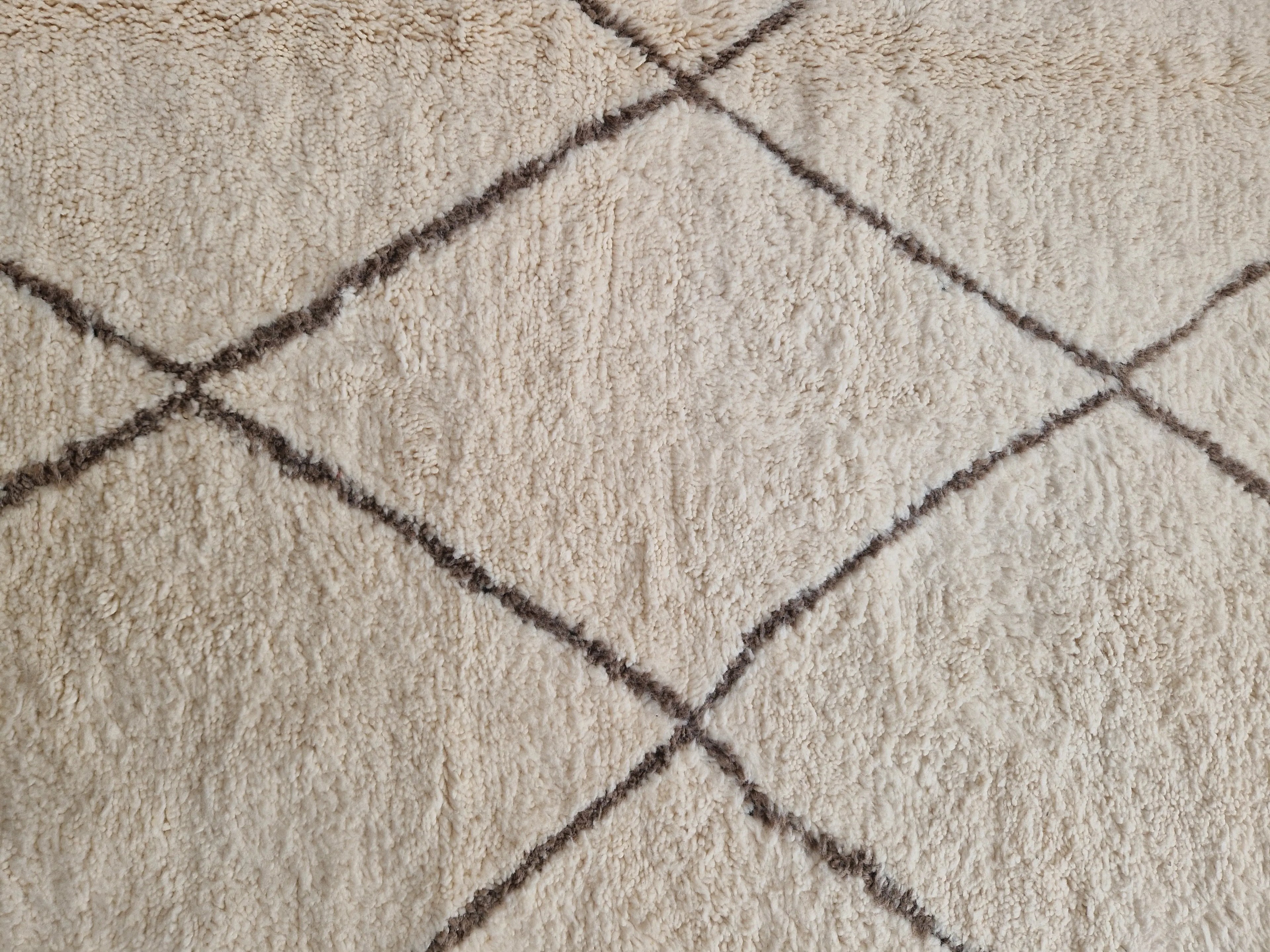 Authentique Tapis berbère Béni Ouarain blanc avec des losange brun  189 x 295 cm en laine, fait main au Maroc dans l'atlas