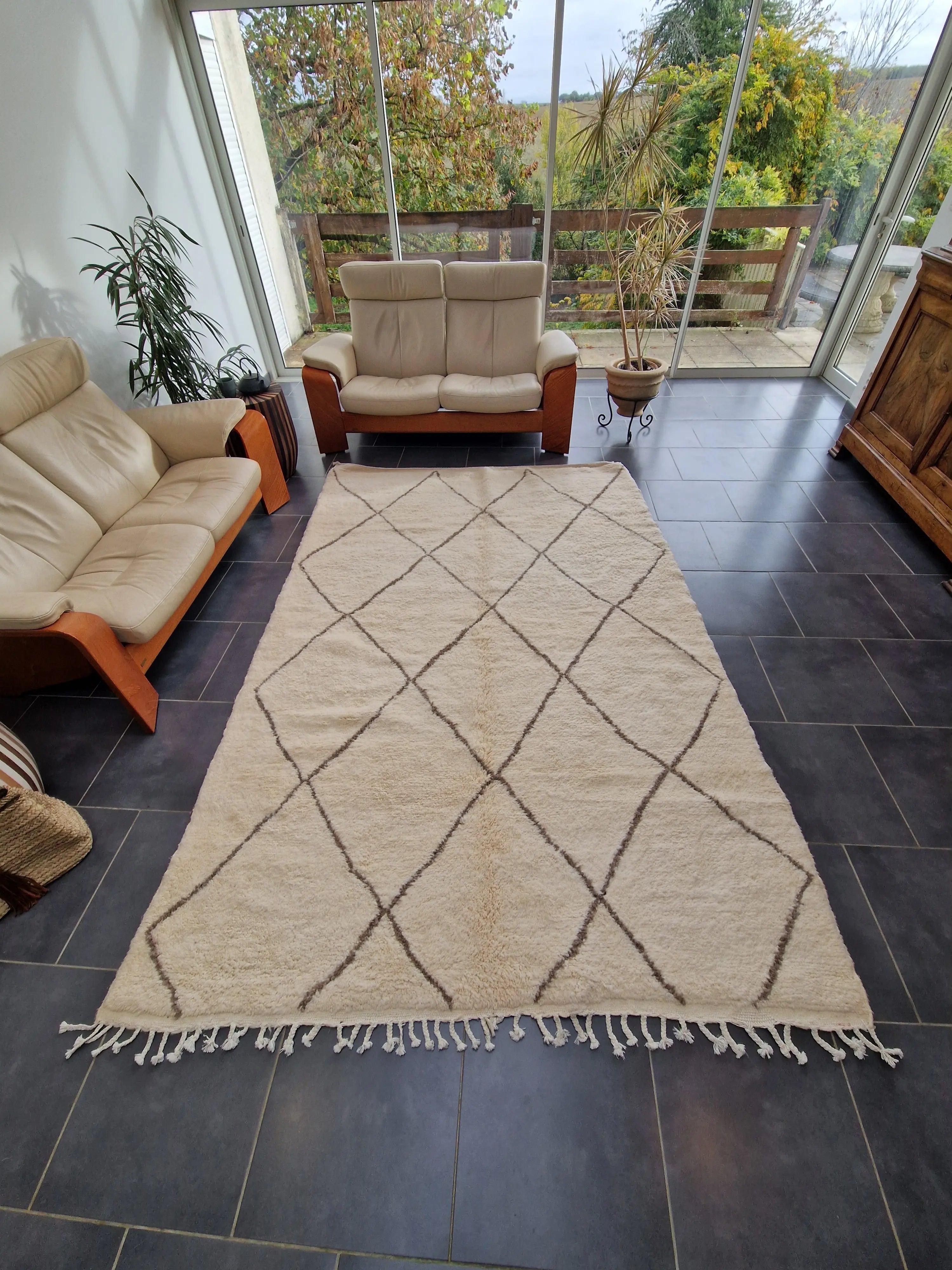 Authentique Tapis berbère Béni Ouarain blanc avec des losange brun  189 x 295 cm en laine, fait main au Maroc dans l'atlas