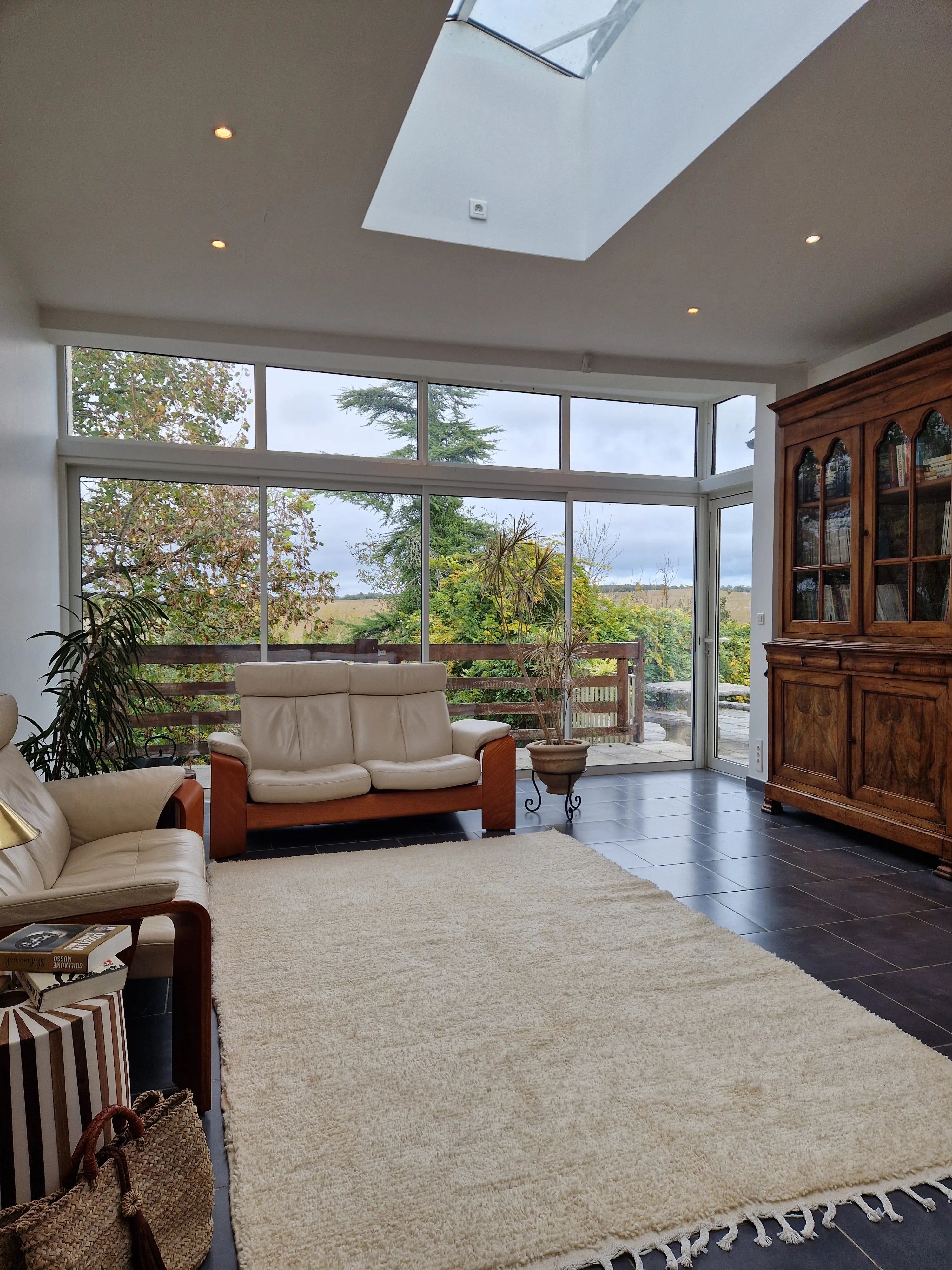 Tradition de l'artisanat marocain, veritable Tapis Béni Ouarain ivoire 193 x 308 cm en laine fait à la main