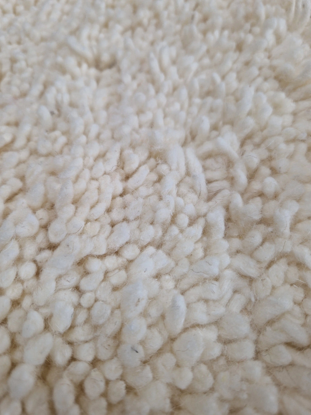 Tradition de l'artisanat marocain, veritable Tapis Béni Ouarain ivoire 193 x 308 cm en laine fait à la main