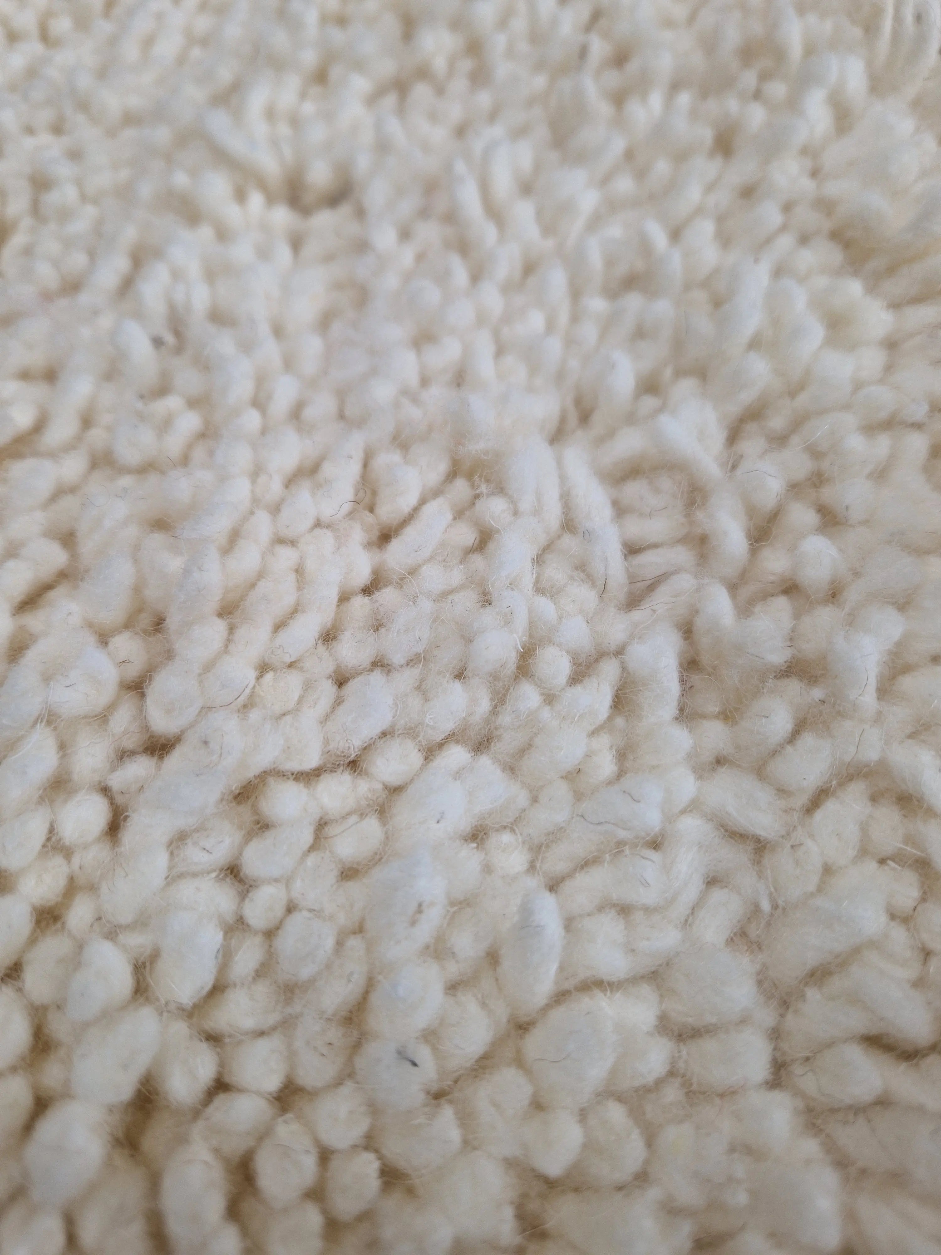 Tradition de l'artisanat marocain, veritable Tapis Béni Ouarain ivoire 193 x 308 cm en laine fait à la main