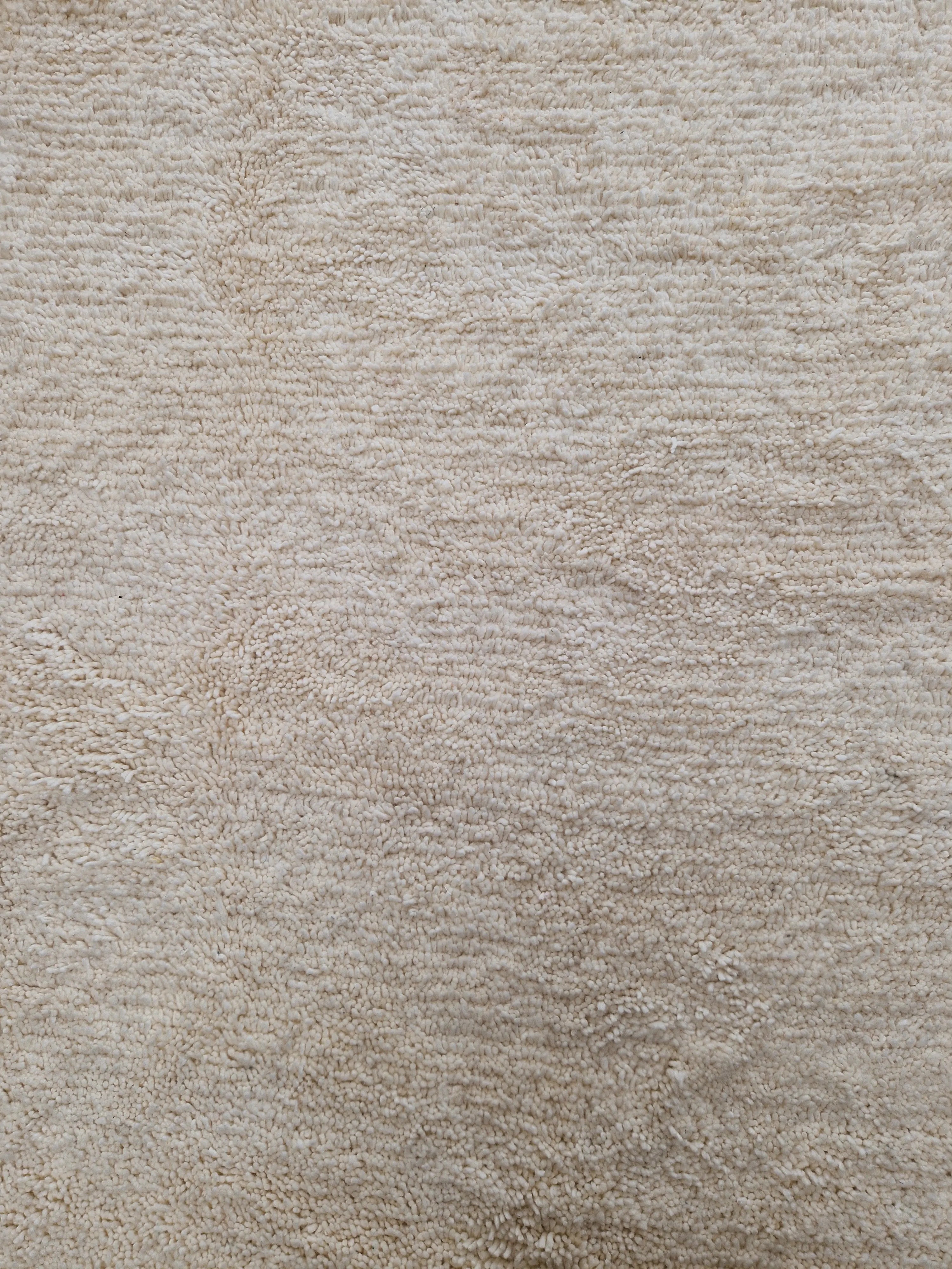 Tradition de l'artisanat marocain, veritable Tapis Béni Ouarain ivoire 193 x 308 cm en laine fait à la main