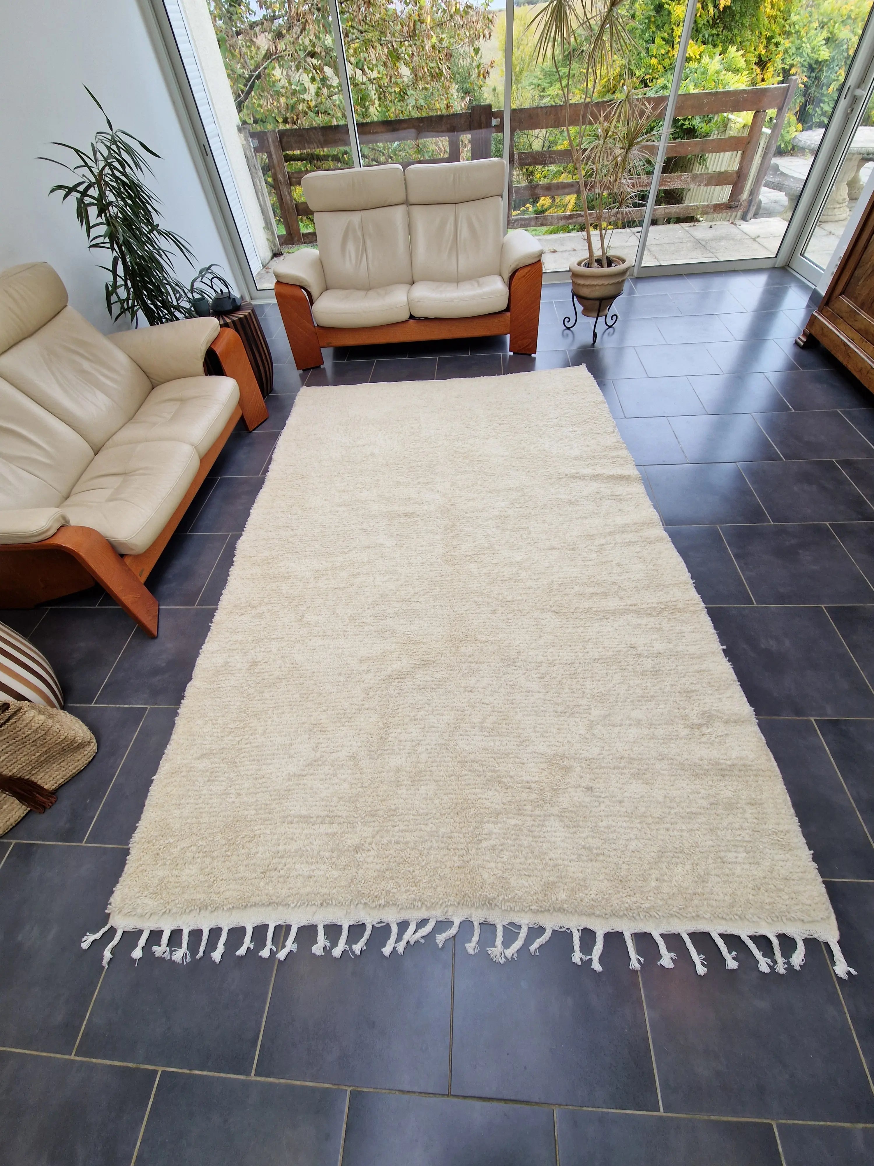 Tradition de l'artisanat marocain, veritable Tapis Béni Ouarain ivoire 193 x 308 cm en laine fait à la main