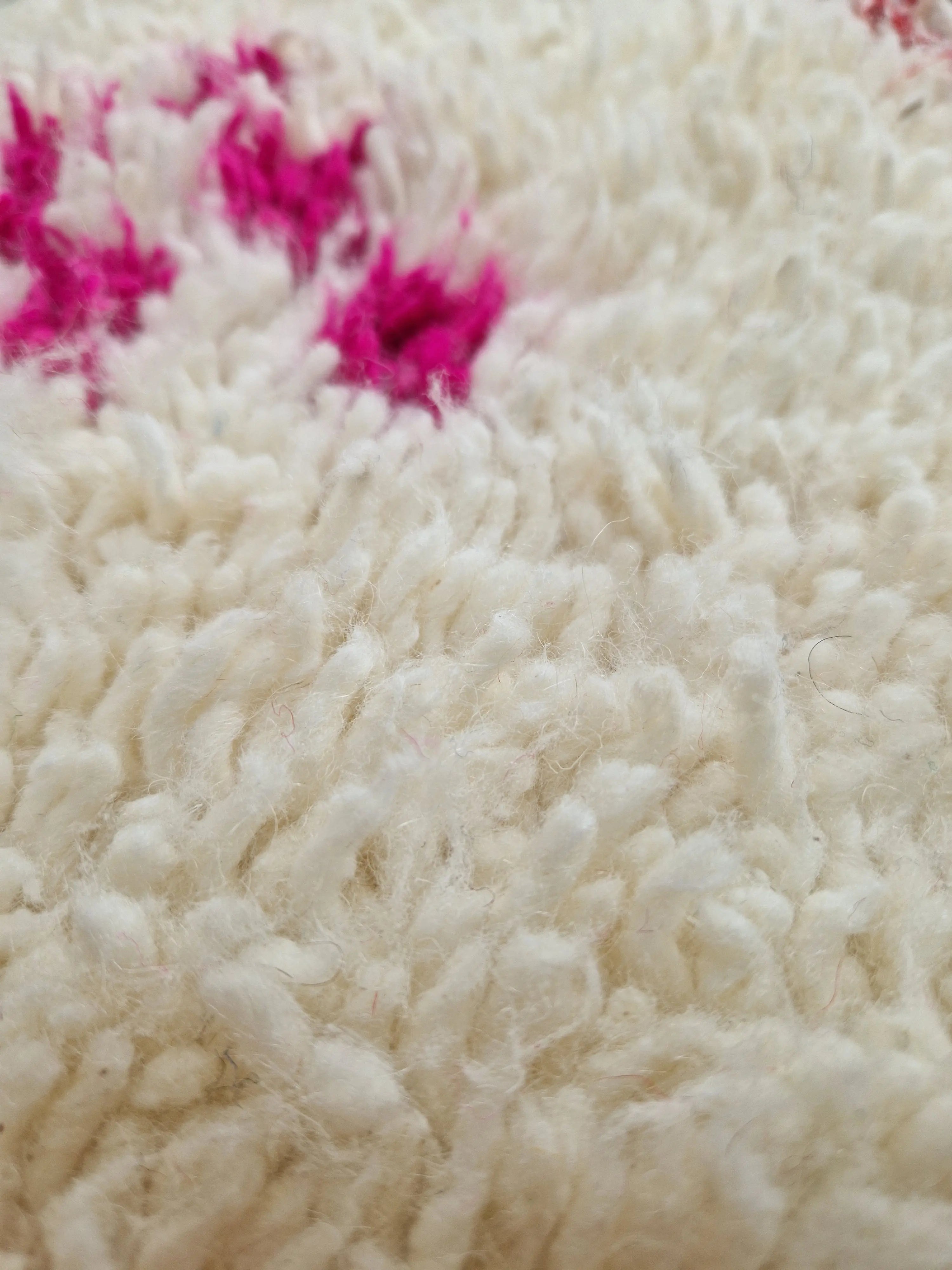 tapis traditionnel marocain tissé à la main en laine à Taznakht, aux motifs colorés de style Azilal, 