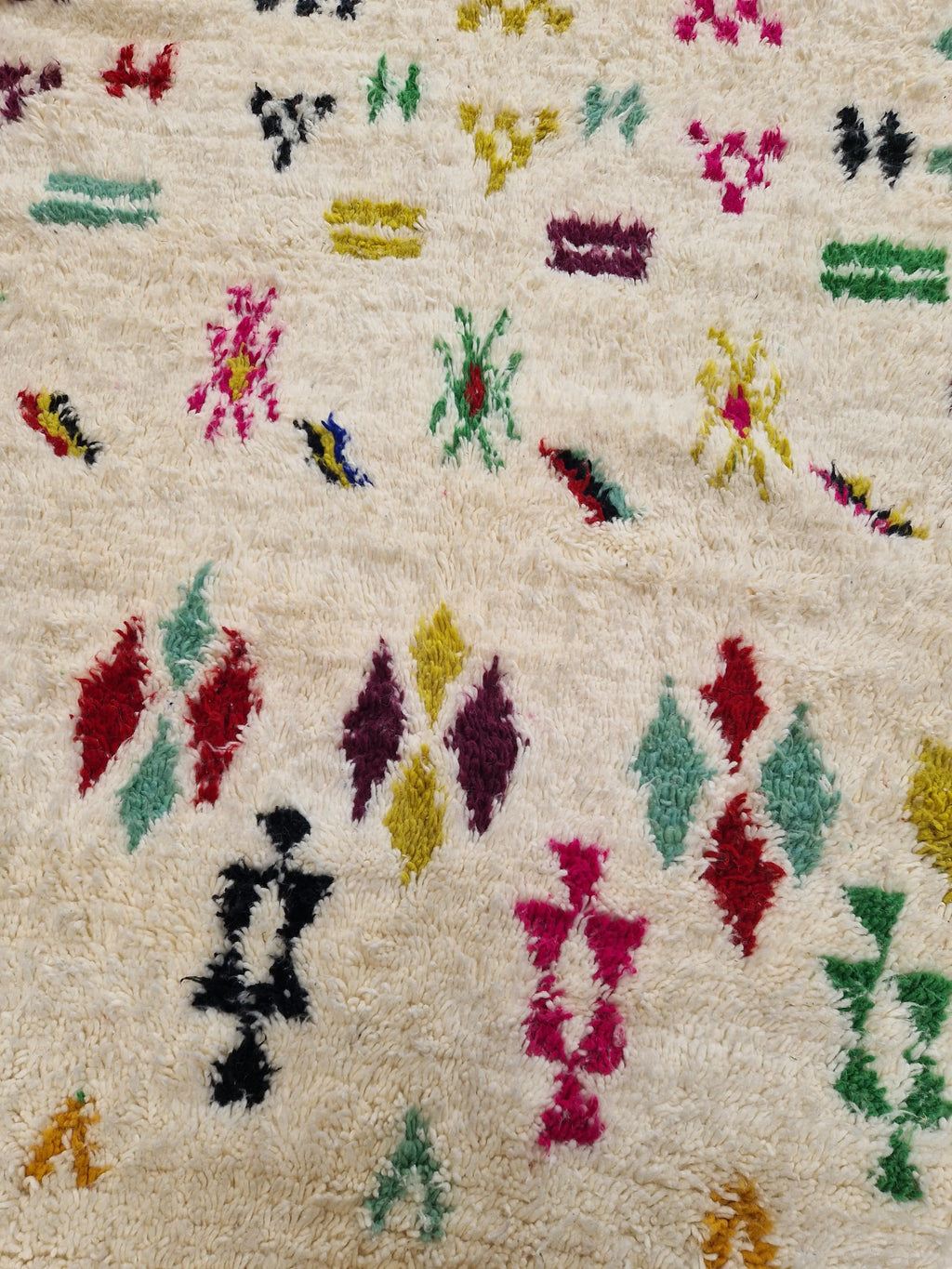 tapis traditionnel marocain tissé à la main en laine à Taznakht, aux motifs colorés de style Azilal, 
