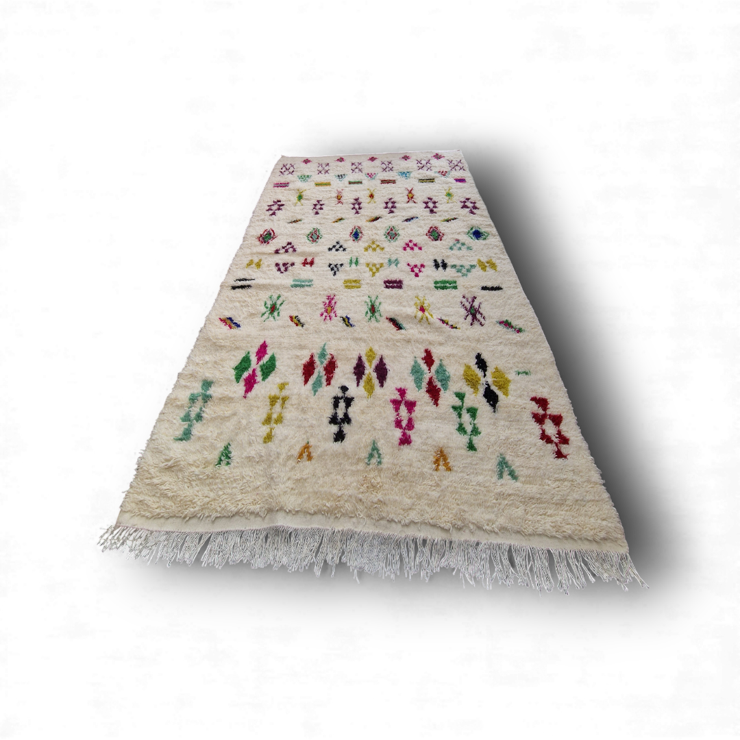 tapis traditionnel marocain tissé à la main en laine à Taznakht, aux motifs colorés de style Azilal, 