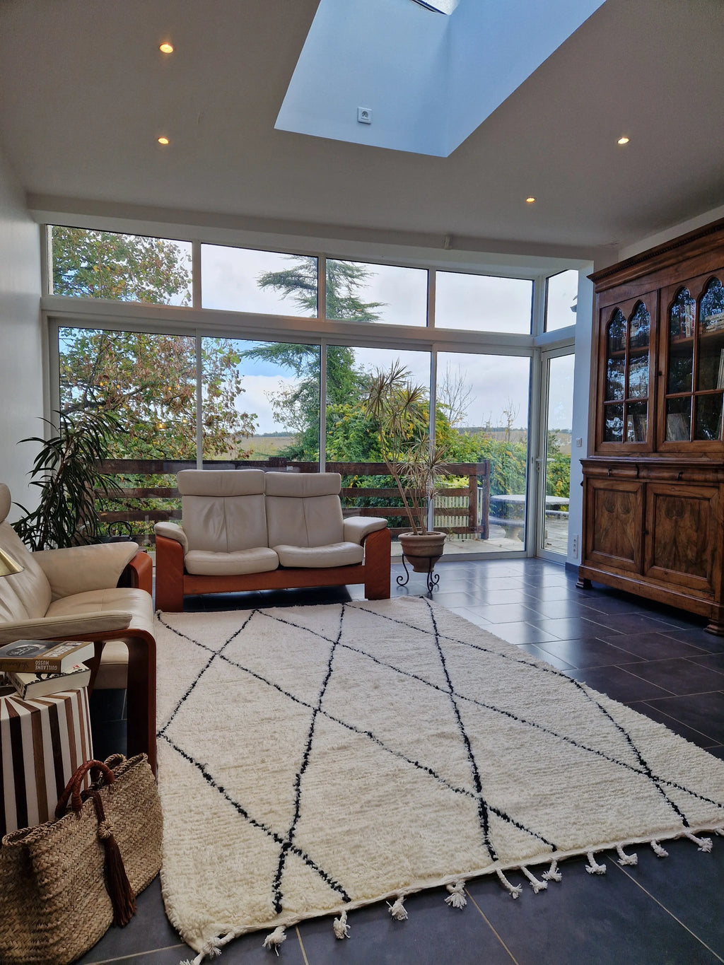 Tapis berbère traditionnel marocain, de la tribu beni ouarain, fait main 100% laine naturelle, pour une décoration élégante et intemporelle