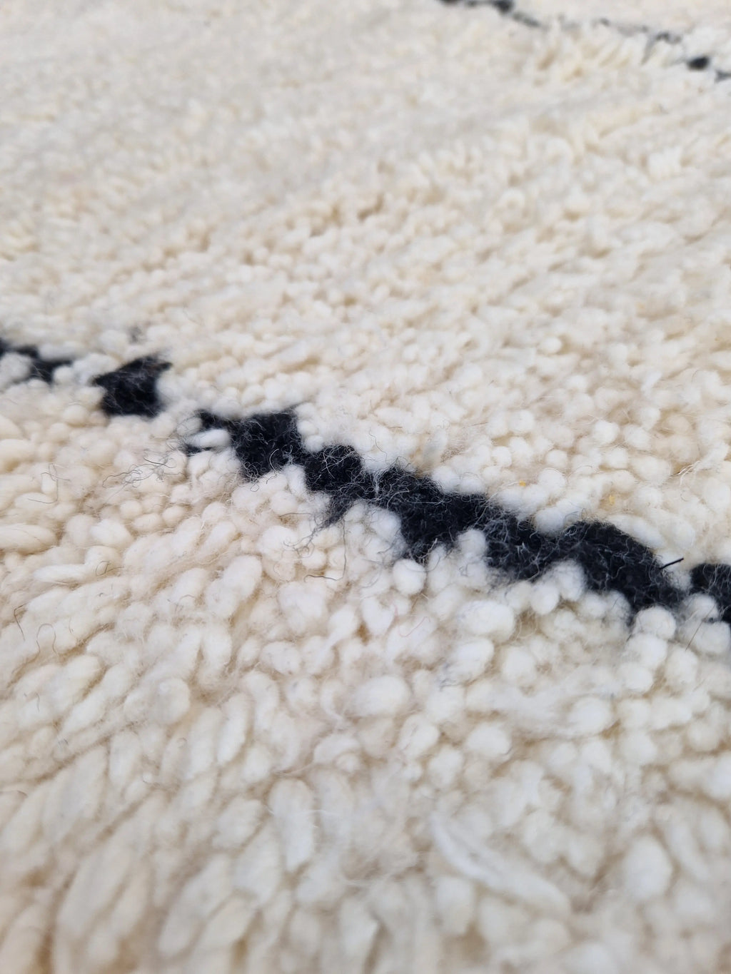 Tapis berbère traditionnel marocain, de la tribu beni ouarain, fait main 100% laine naturelle, pour une décoration élégante et intemporelle