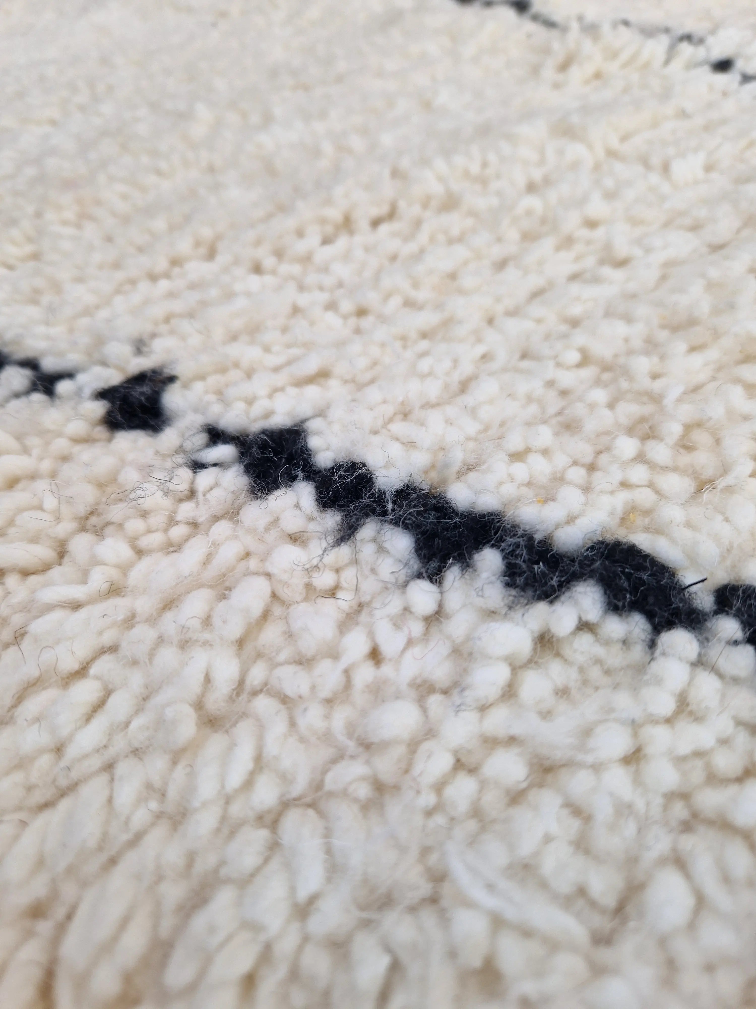 Tapis berbère traditionnel marocain, de la tribu beni ouarain, fait main 100% laine naturelle, pour une décoration élégante et intemporelle