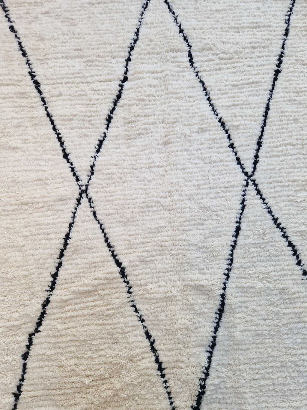 Tapis berbère traditionnel marocain, de la tribu beni ouarain, fait main 100% laine naturelle, pour une décoration élégante et intemporelle