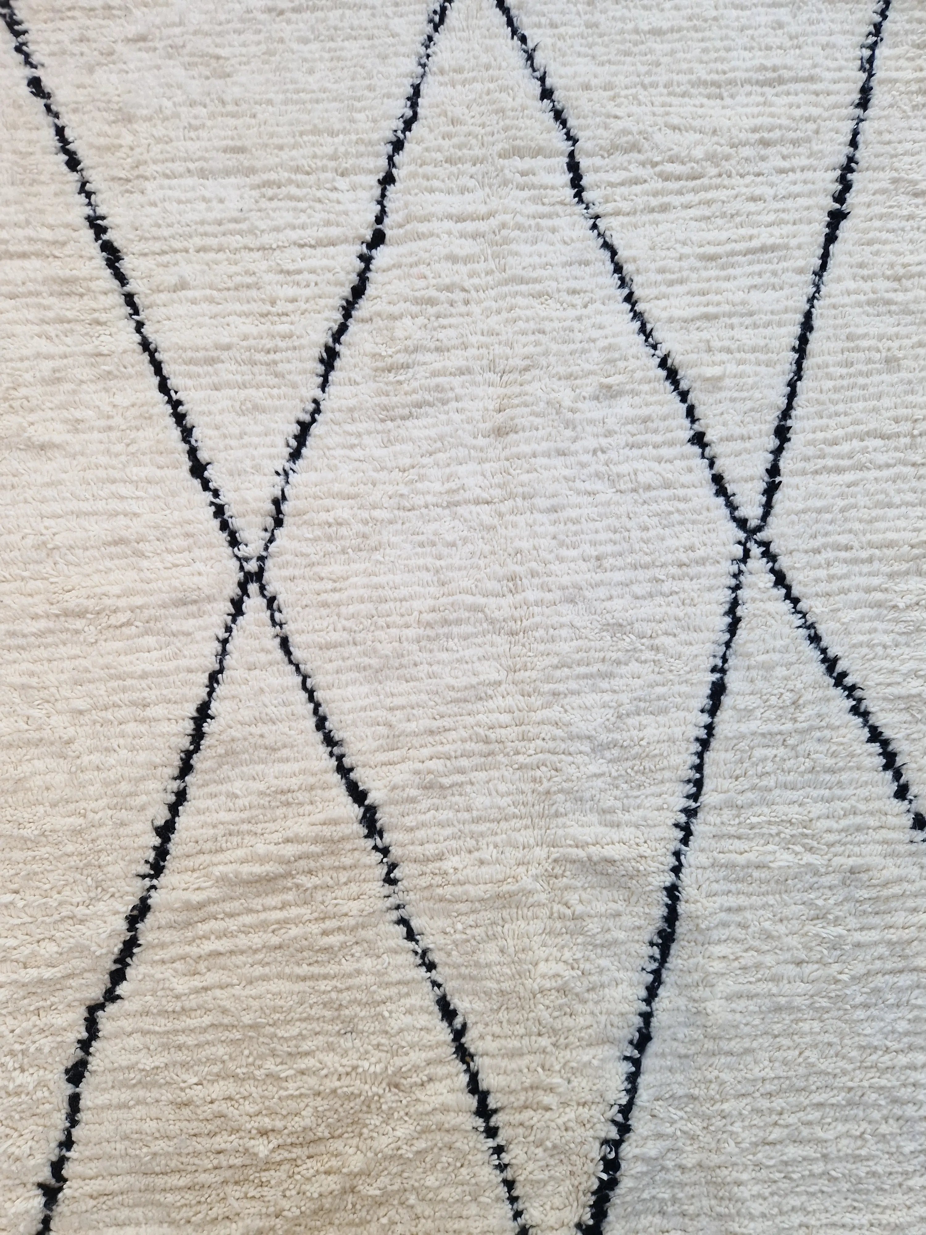 Tapis berbère traditionnel marocain, de la tribu beni ouarain, fait main 100% laine naturelle, pour une décoration élégante et intemporelle