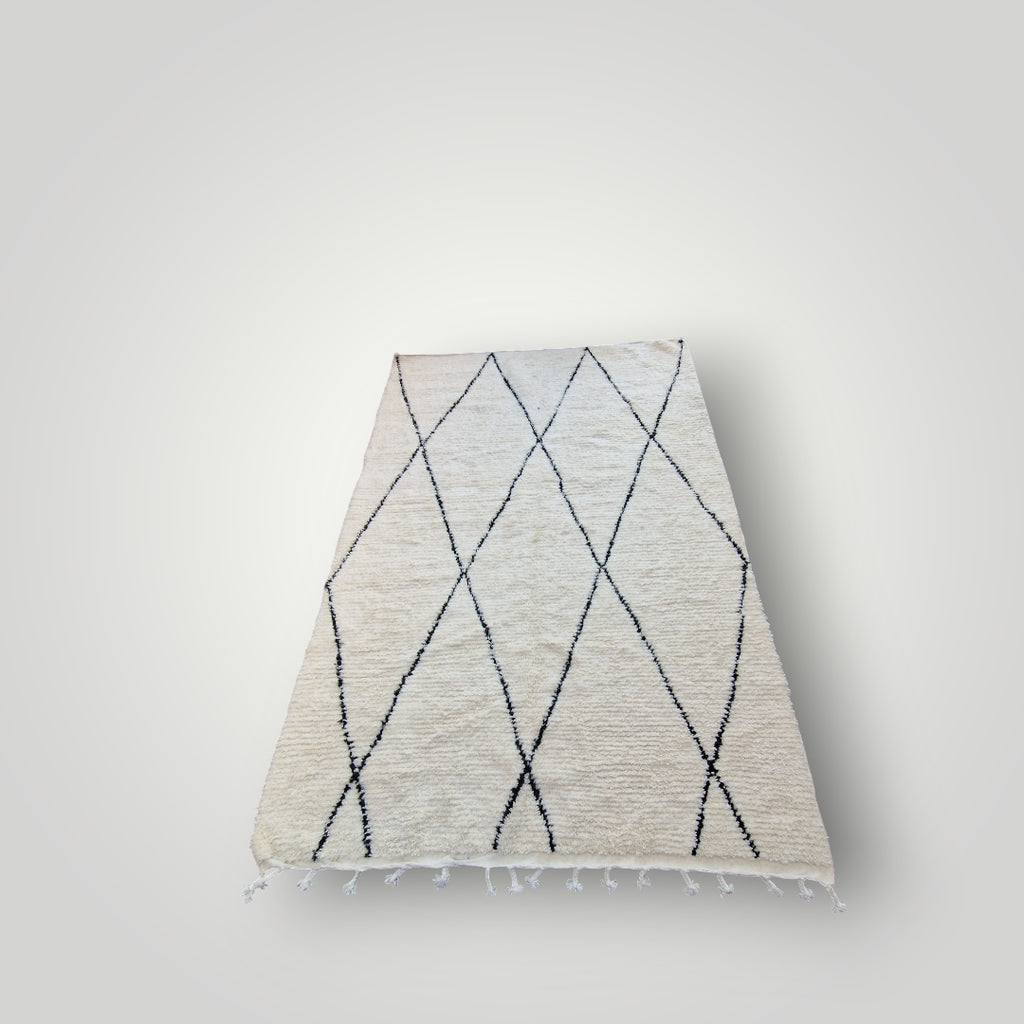 Tapis berbère traditionnel marocain, de la tribu beni ouarain, fait main 100% laine naturelle, pour une décoration élégante et intemporelle