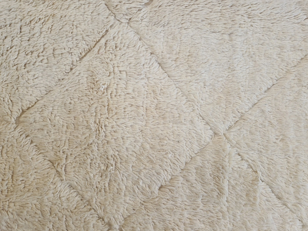Véritable tapis berbère beni ouarain de l'atlas marocain, tissé à la main par des tisserandes selon un savaoir faire ancestral. Pure laine pour un moelleux, une douceur et une belle épaisseur .