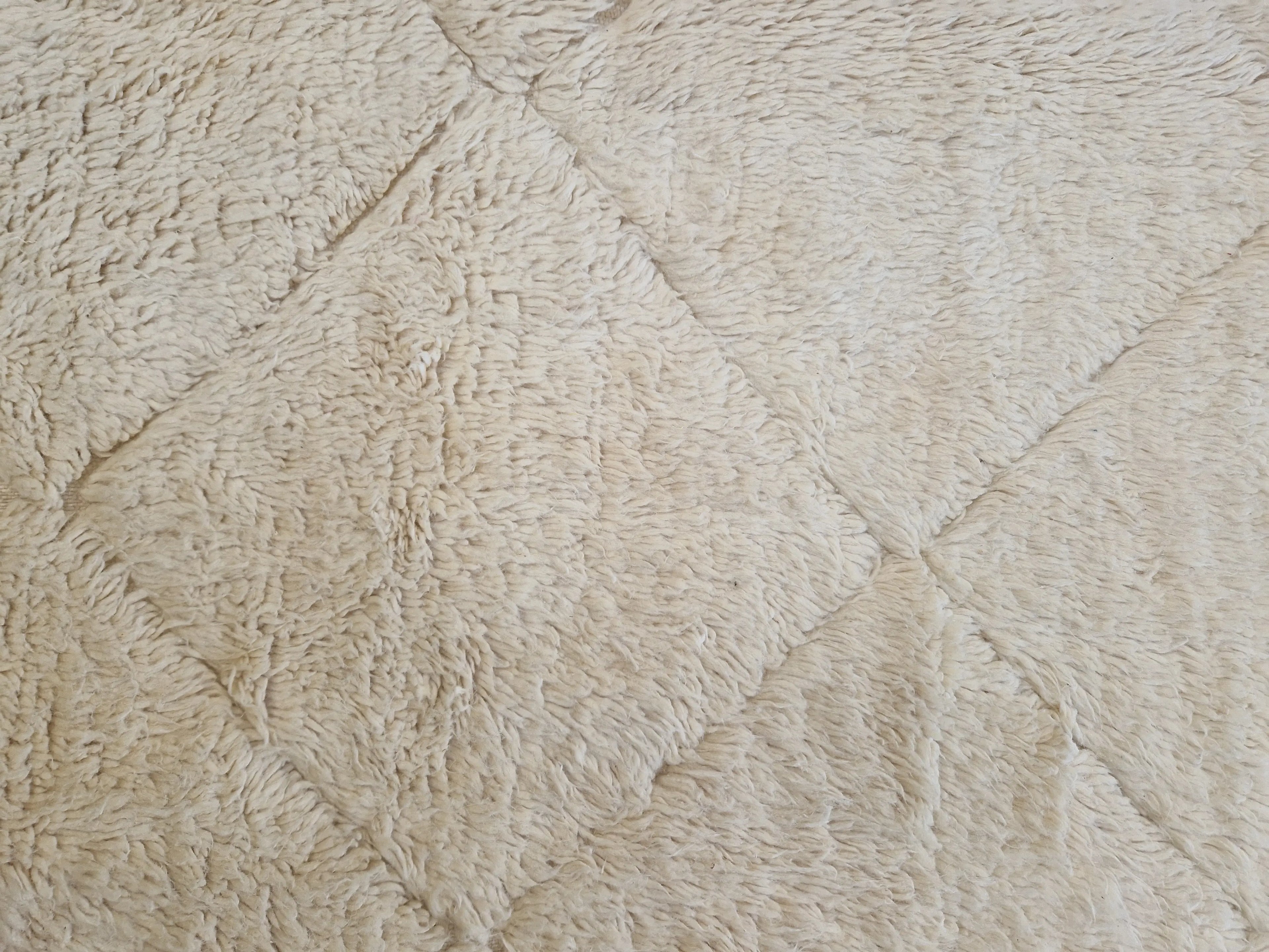 Véritable tapis berbère beni ouarain de l'atlas marocain, tissé à la main par des tisserandes selon un savaoir faire ancestral. Pure laine pour un moelleux, une douceur et une belle épaisseur .