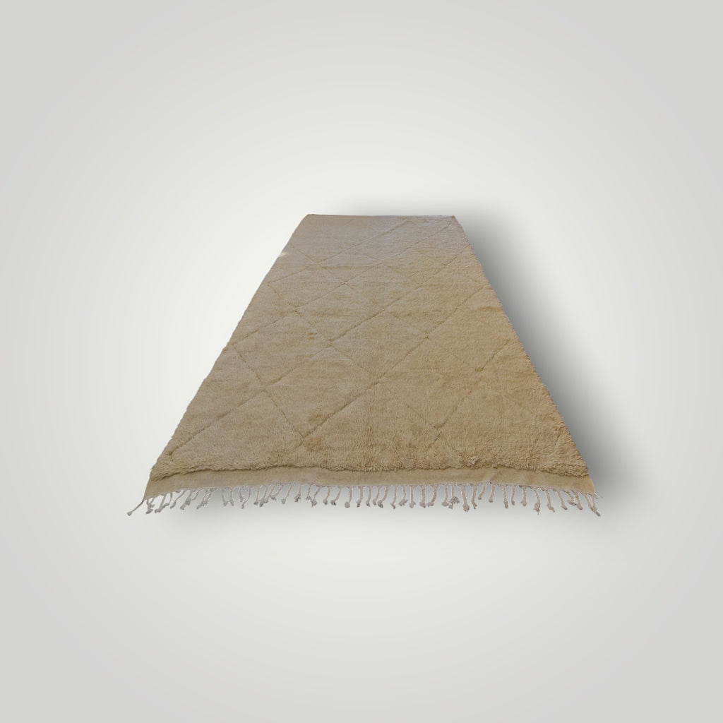 Véritable tapis berbère beni ouarain de l'atlas marocain, tissé à la main par des tisserandes selon un savaoir faire ancestral. Pure laine pour un moelleux, une douceur et une belle épaisseur .