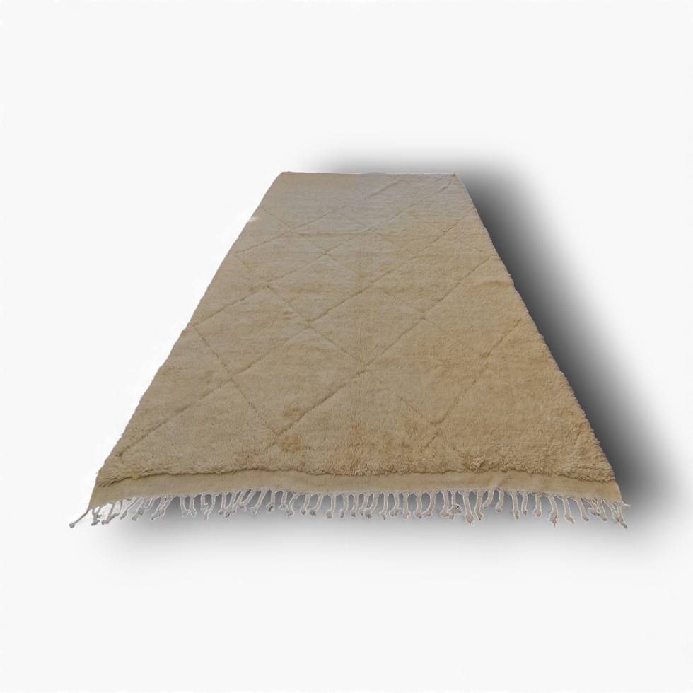 Véritable tapis berbère beni ouarain de l'atlas marocain, tissé à la main par des tisserandes selon un savaoir faire ancestral. Pure laine pour un moelleux, une douceur et une belle épaisseur .