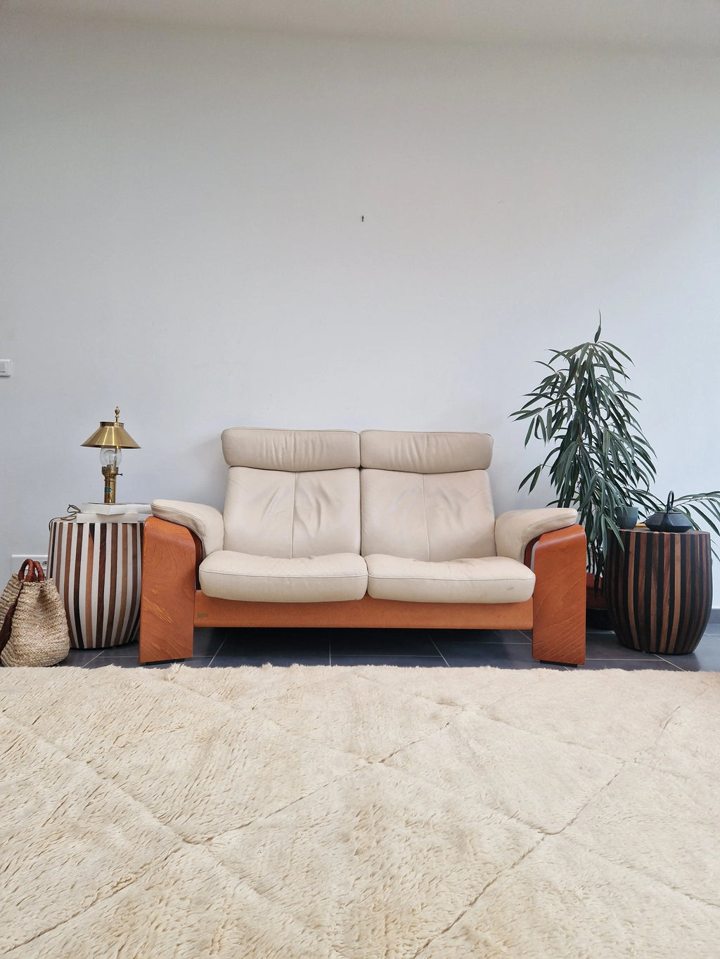 Véritable tapis berbère beni ouarain de l'atlas marocain, tissé à la main par des tisserandes selon un savaoir faire ancestral. Pure laine pour un moelleux, une douceur et une belle épaisseur .