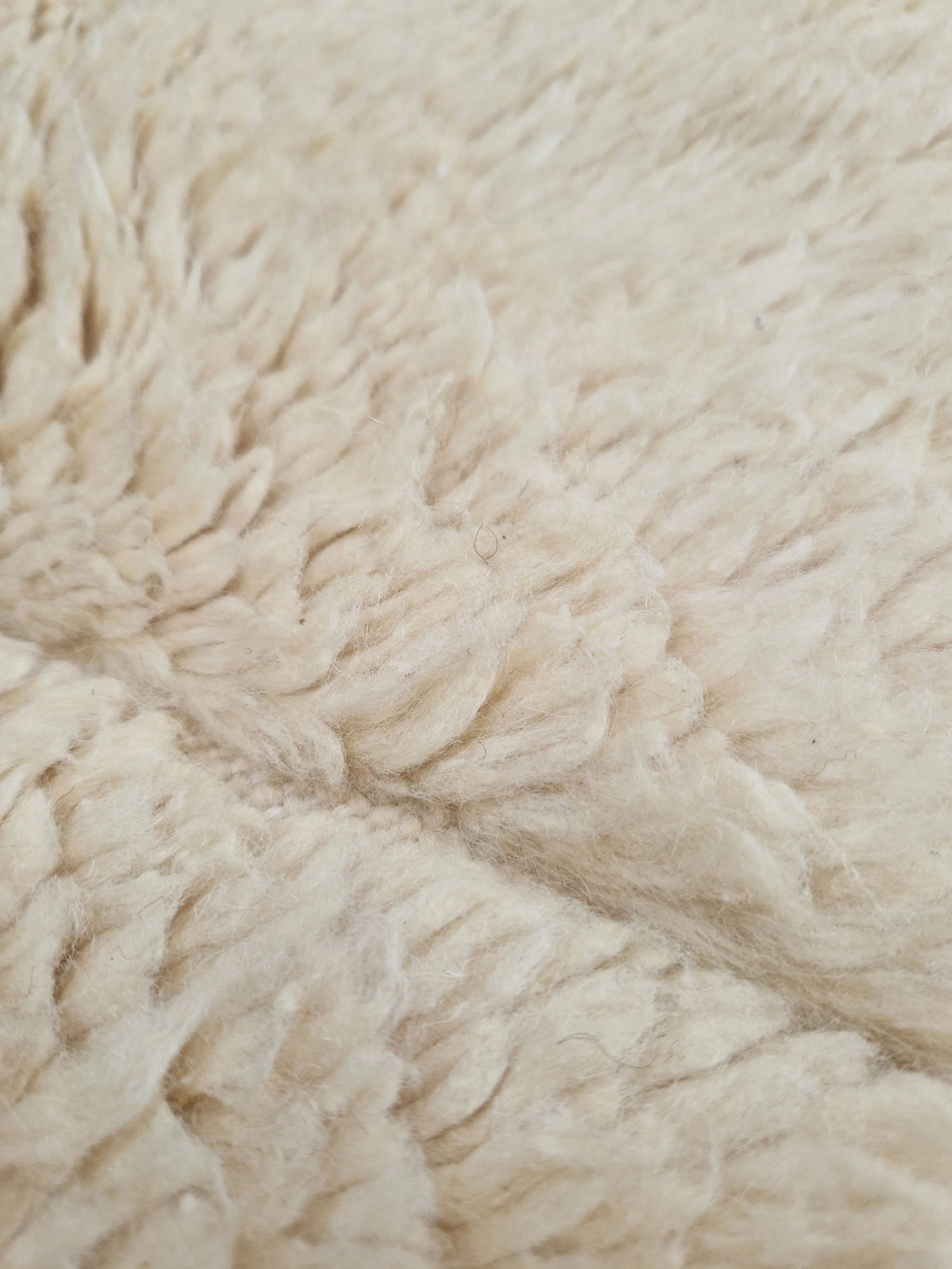 Véritable tapis berbère beni ouarain de l'atlas marocain, tissé à la main par des tisserandes selon un savaoir faire ancestral. Pure laine pour un moelleux, une douceur et une belle épaisseur .