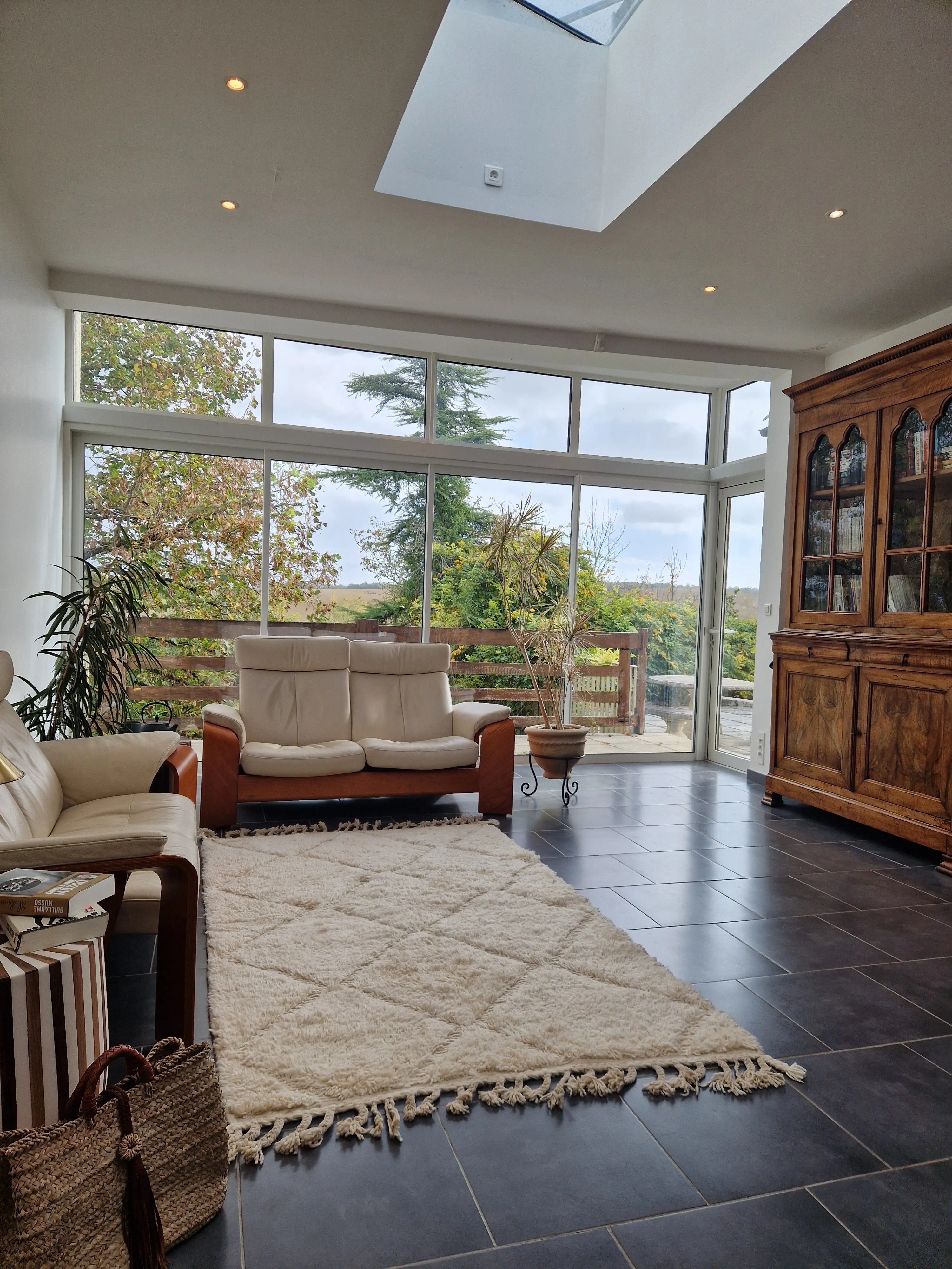 Tapis berbère Beni Ouarain en laine naturelle, tissé à la main au Maroc. Motifs en relief, douceur épaisse et charme artisanal. Pièce unique et chaleureuse.