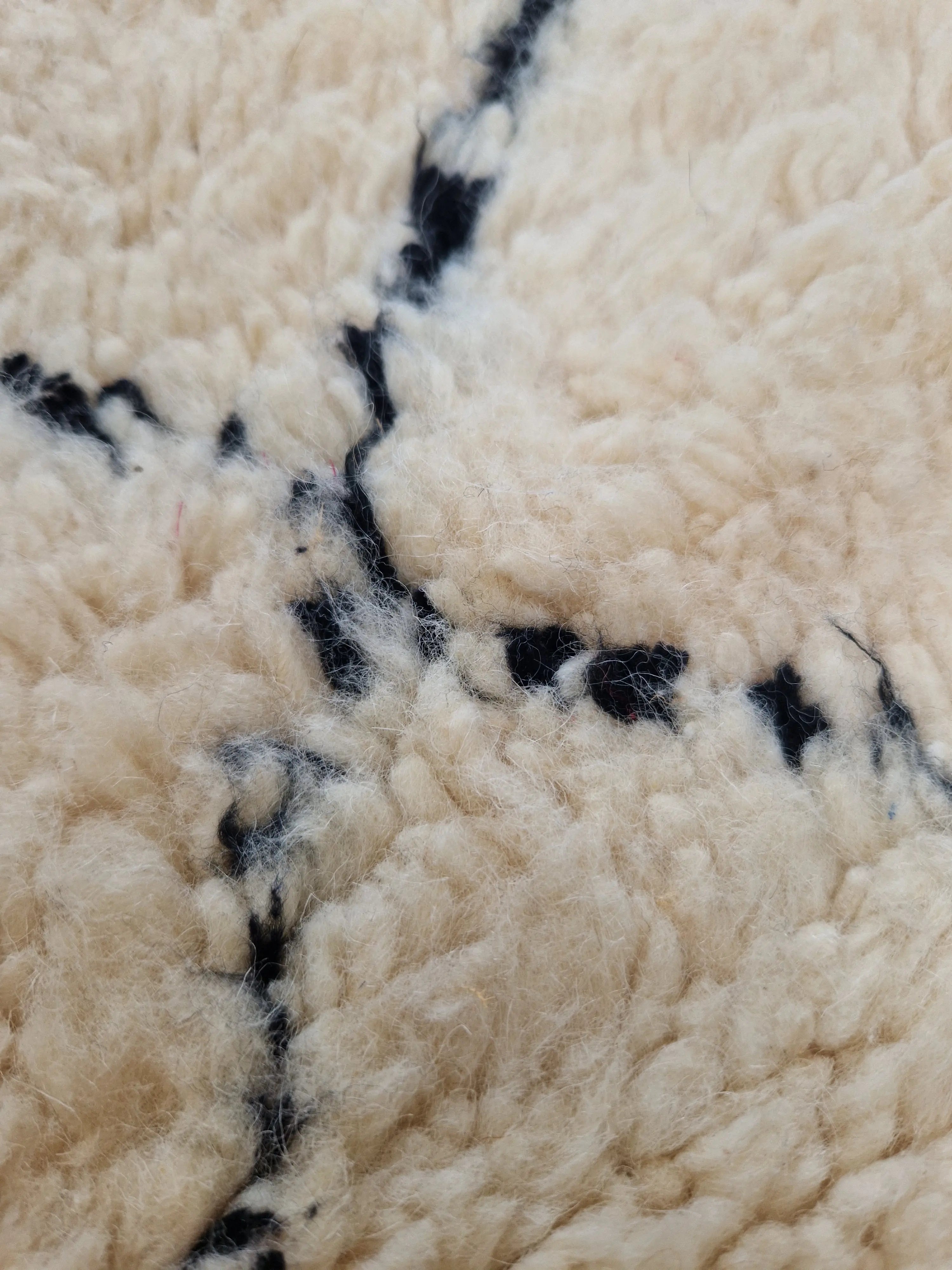 Tapis berbère traditionnel marocain, de la tribu beni ouarain, fait main 100% laine naturelle, pour une décoration élégante et intemporelle