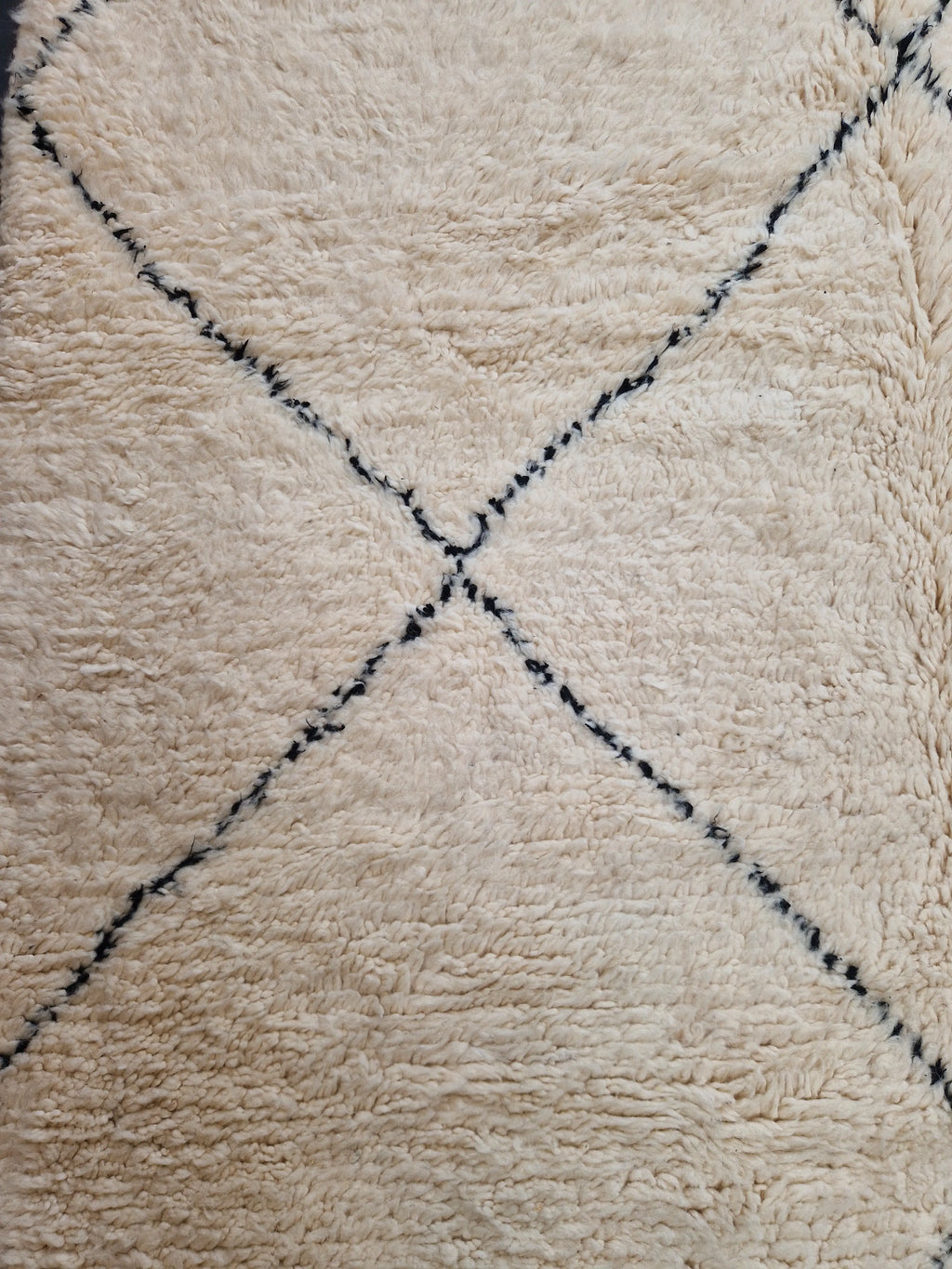 Tapis berbère traditionnel marocain, de la tribu beni ouarain, fait main 100% laine naturelle, pour une décoration élégante et intemporelle