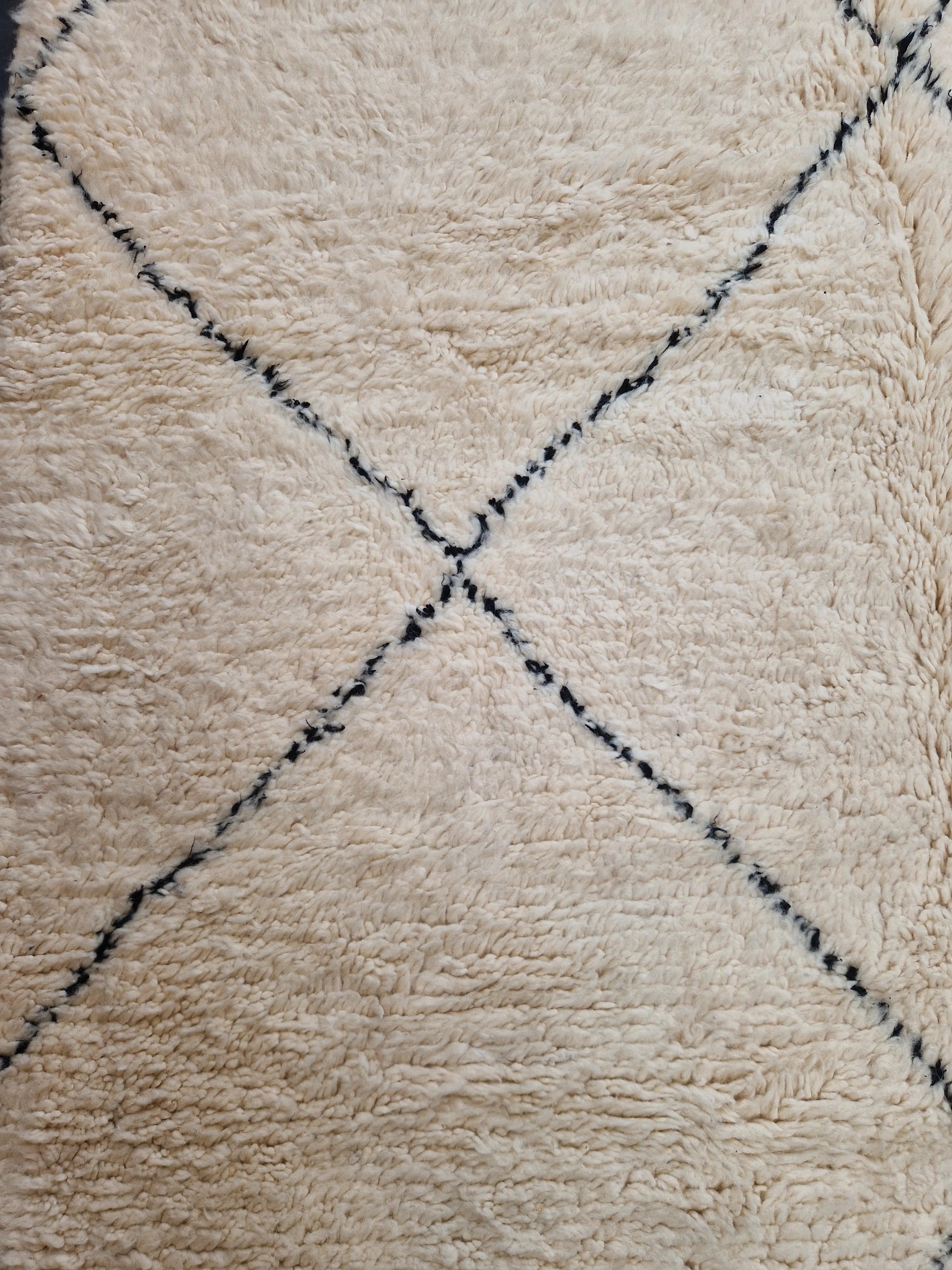 Tapis berbère traditionnel marocain, de la tribu beni ouarain, fait main 100% laine naturelle, pour une décoration élégante et intemporelle