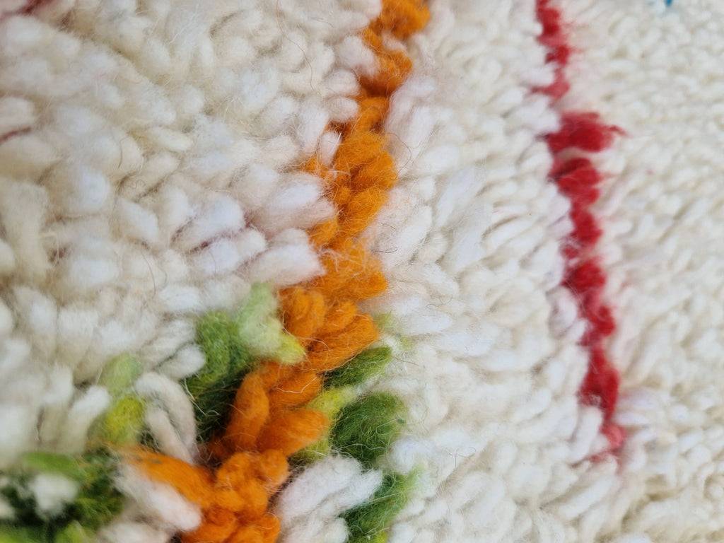 tapis traditionnel berbère de la tribu beni ouarain, ivoire avec des motifs graphiques colorés, 100% laine naturelle, épais, fait main au Maroc